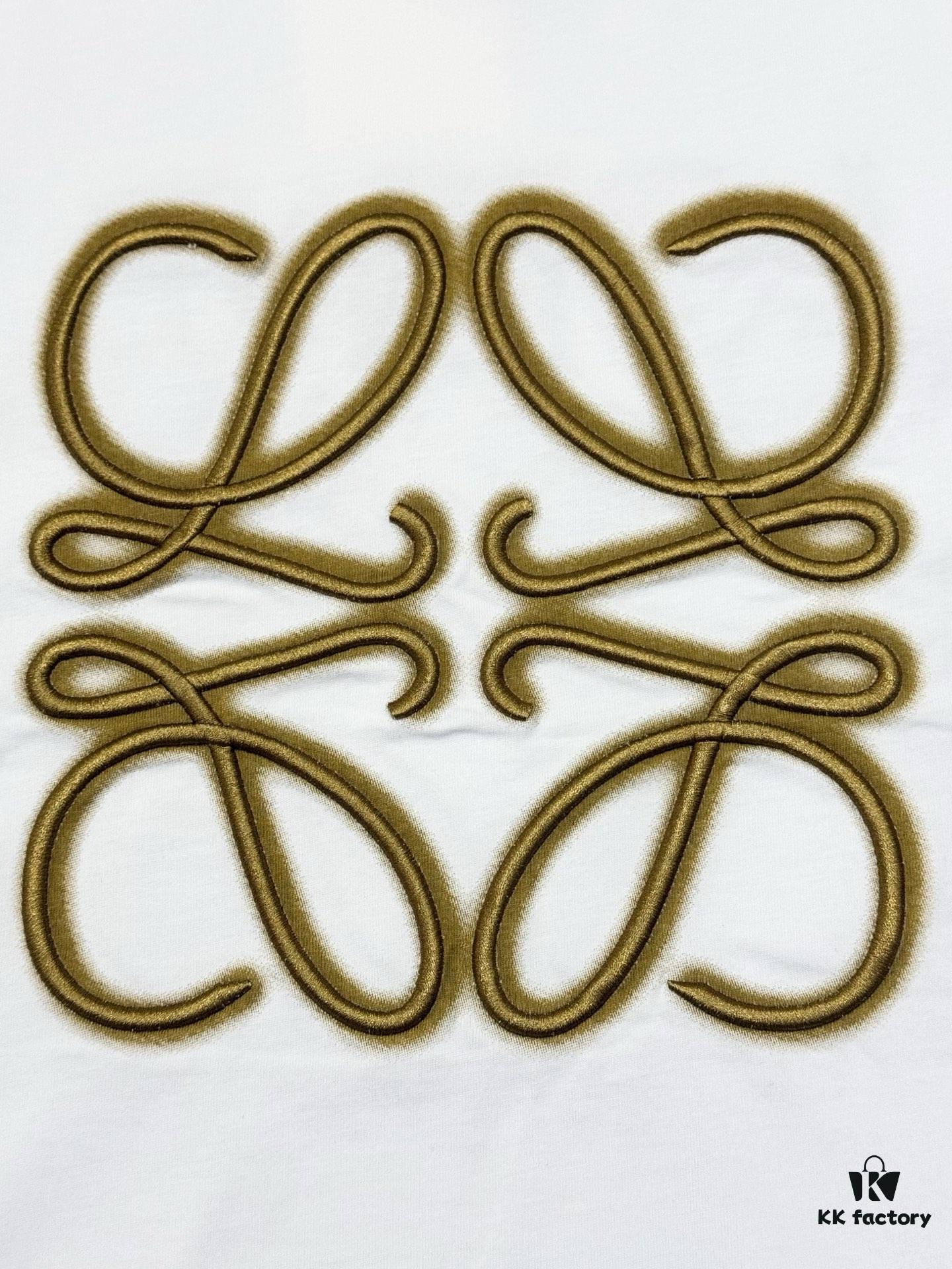 High-Quality Loewe 25SS Spring/Summer New Embroidered Logo Crew Neck Short Sleeve T-Shirt, Original Fabric, Celebrity-Inspired Design with Premium Spray-Painted 3D Embroidery, Front and Back Prints, 32-Single 280g Combed Pure Cotton Material, Extremely Comfortable Feel, Stylish Unisex Tee, Three Labels Complete, Not Ordinary Market Version