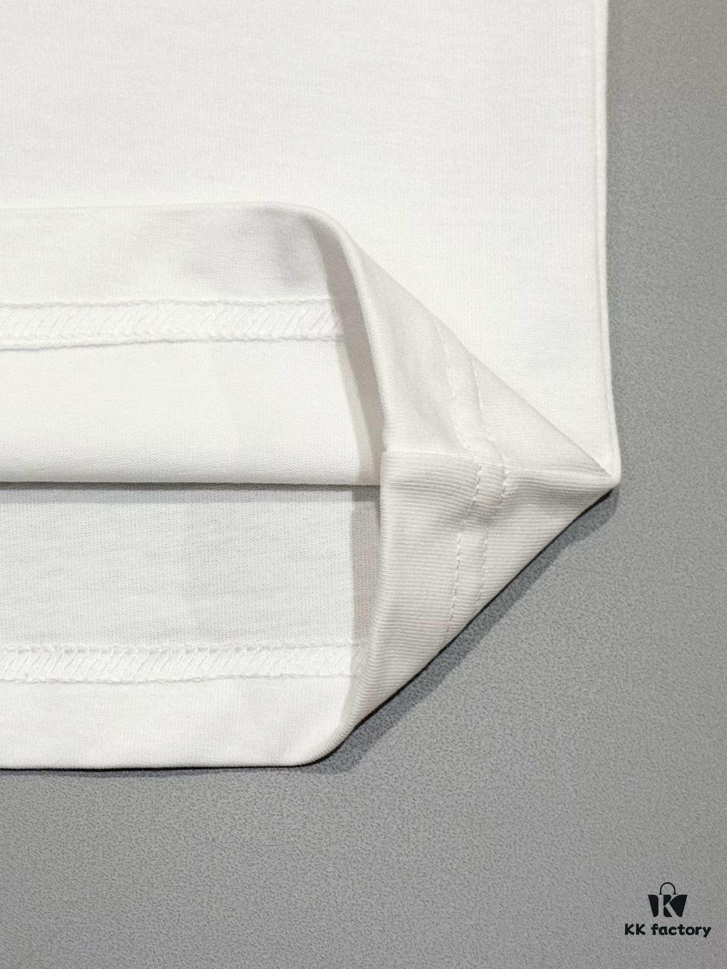 High-Quality Loewe 25SS Spring/Summer New Embroidered Logo Crew Neck Short Sleeve T-Shirt, Original Fabric, Celebrity-Inspired Design with Premium Spray-Painted 3D Embroidery, Front and Back Prints, 32-Single 280g Combed Pure Cotton Material, Extremely Comfortable Feel, Stylish Unisex Tee, Three Labels Complete, Not Ordinary Market Version