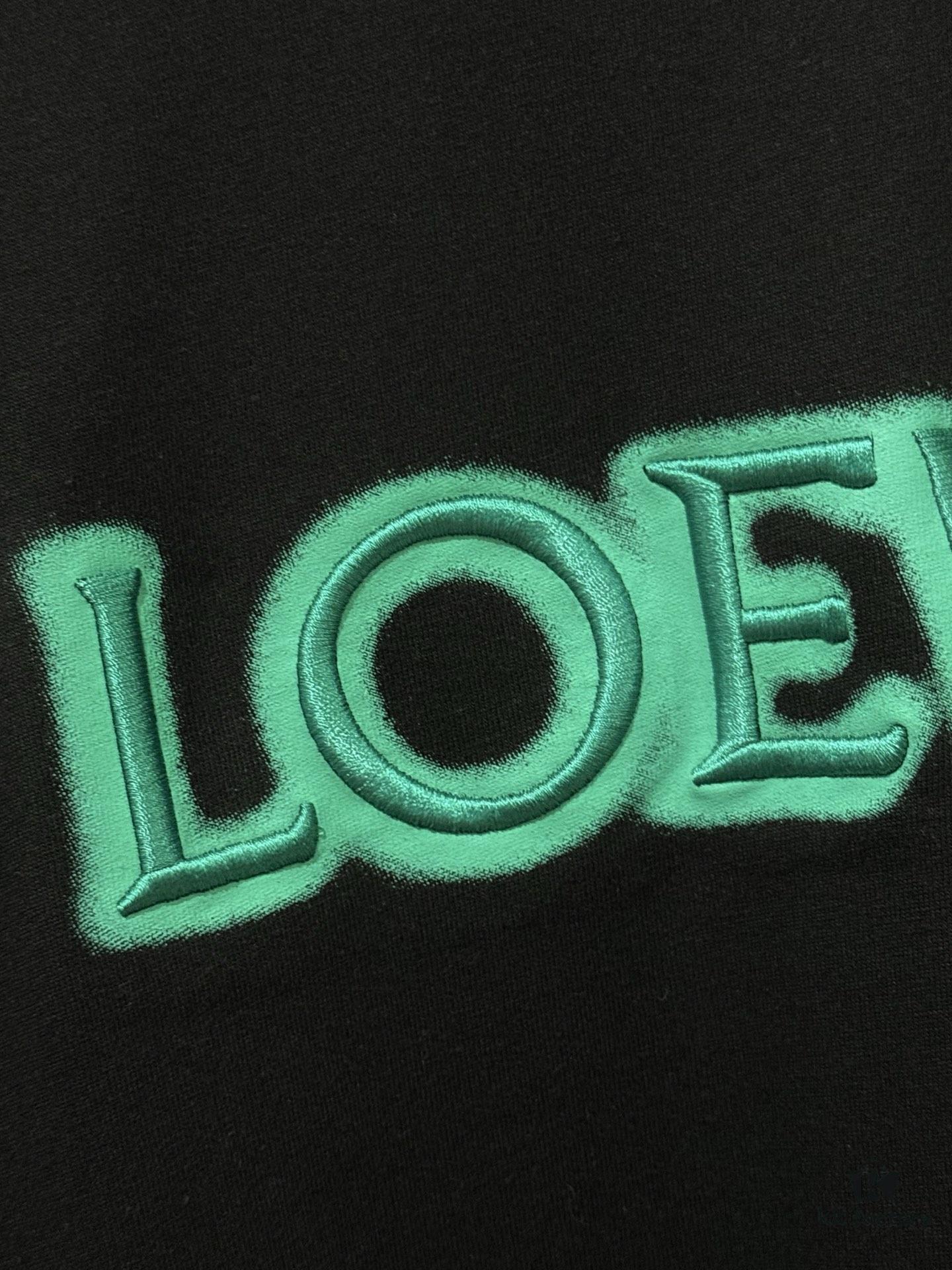 High-Quality Loewe 25SS Spring/Summer New Embroidered Logo Round Neck Short Sleeve T-Shirt, Original Fabric, Influencer and Celebrity Style, Front and Back with Spray-Painted 3D Embroidery, High-End Craftsmanship, Made of 32-Single 280g Combed Pure Cotton Fabric, Extremely Comfortable to Touch, Super Versatile and Stylish, Unisex Design, Complete with Three Labels, Not Ordinary Market Version, Quality Guaranteed