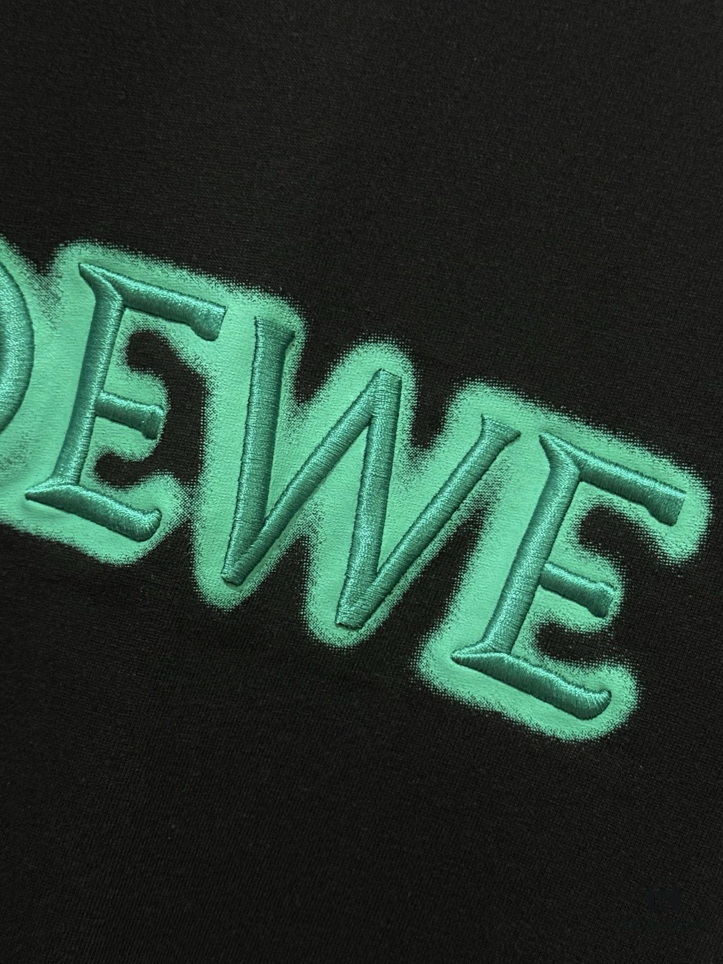 High-Quality Loewe 25SS Spring/Summer New Embroidered Logo Round Neck Short Sleeve T-Shirt, Original Fabric, Influencer and Celebrity Style, Front and Back with Spray-Painted 3D Embroidery, High-End Craftsmanship, Made of 32-Single 280g Combed Pure Cotton Fabric, Extremely Comfortable to Touch, Super Versatile and Stylish, Unisex Design, Complete with Three Labels, Not Ordinary Market Version, Quality Guaranteed