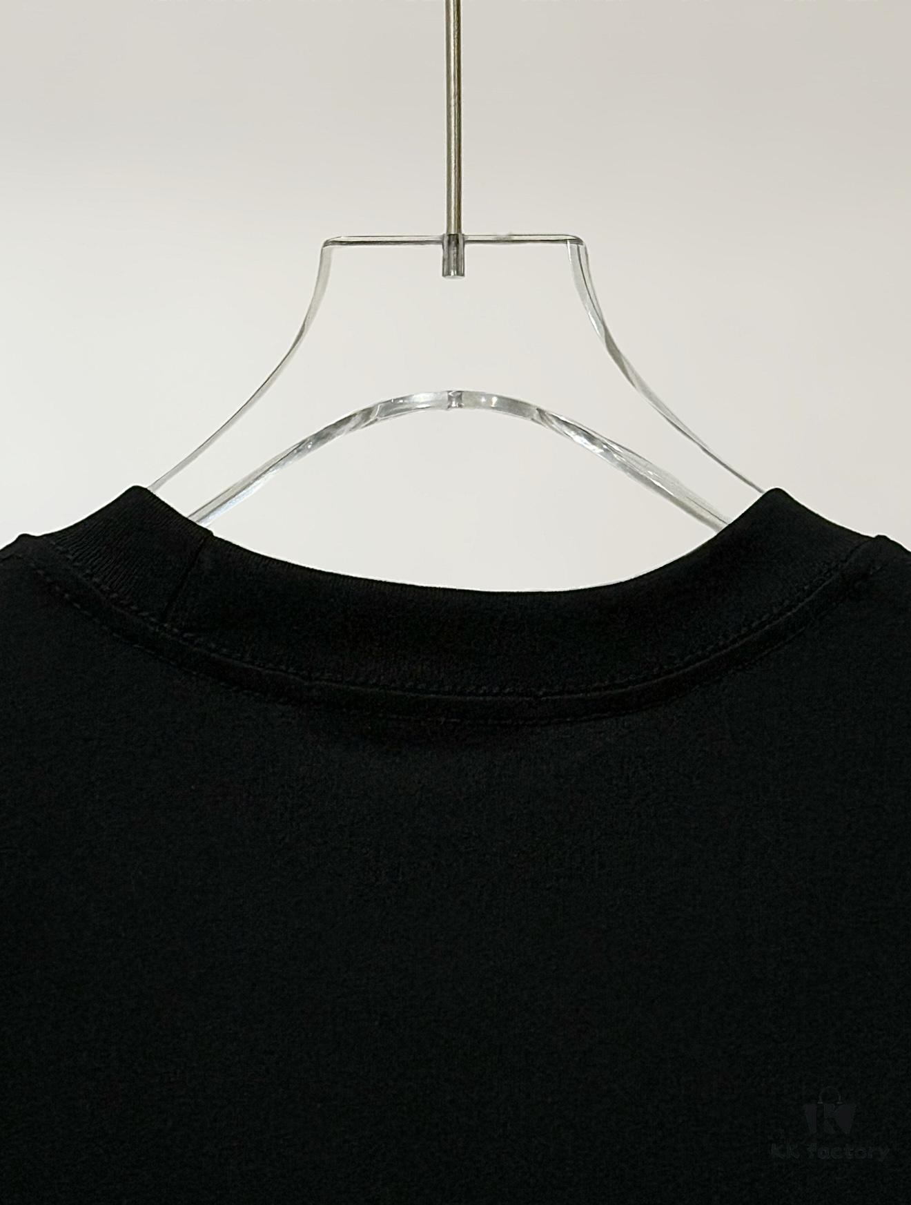 High-Quality Loewe 25SS Spring/Summer New Embroidered Logo Round Neck Short Sleeve T-Shirt, Original Fabric, Influencer and Celebrity Style, Front and Back with Spray-Painted 3D Embroidery, High-End Craftsmanship, Made of 32-Single 280g Combed Pure Cotton Fabric, Extremely Comfortable to Touch, Super Versatile and Stylish, Unisex Design, Complete with Three Labels, Not Ordinary Market Version, Quality Guaranteed