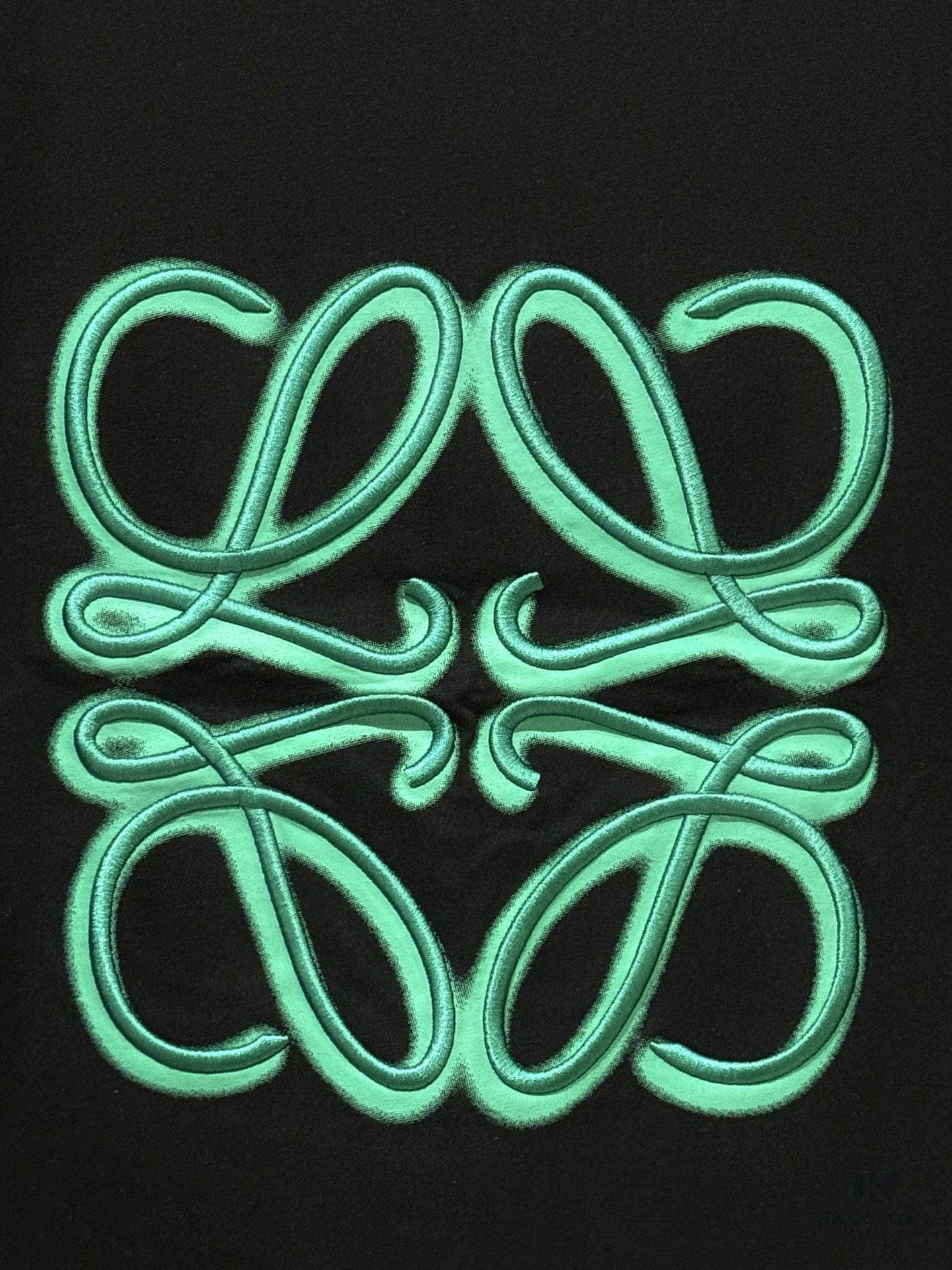 High-Quality Loewe 25SS Spring/Summer New Embroidered Logo Round Neck Short Sleeve T-Shirt, Original Fabric, Influencer and Celebrity Style, Front and Back with Spray-Painted 3D Embroidery, High-End Craftsmanship, Made of 32-Single 280g Combed Pure Cotton Fabric, Extremely Comfortable to Touch, Super Versatile and Stylish, Unisex Design, Complete with Three Labels, Not Ordinary Market Version, Quality Guaranteed