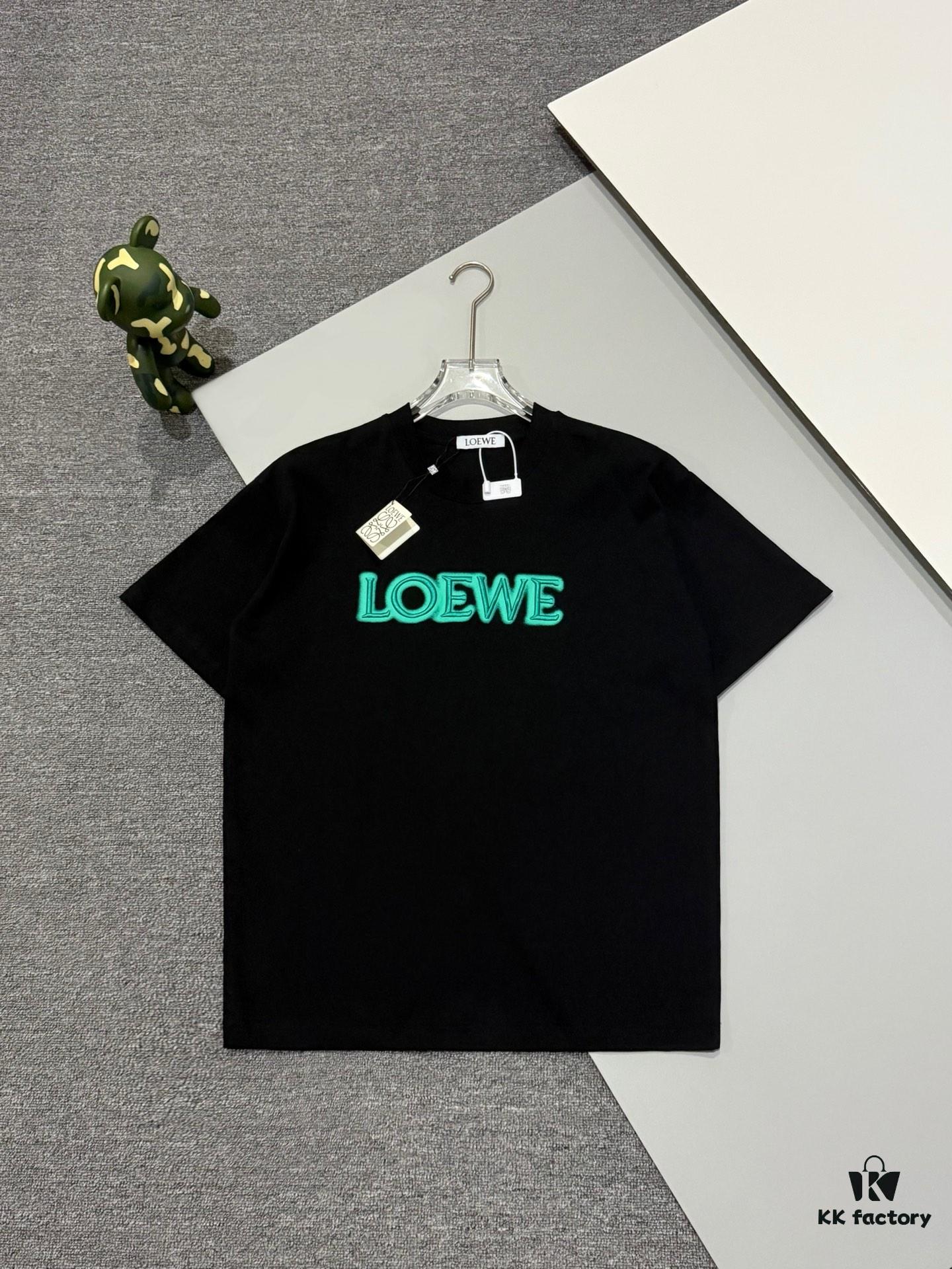 High-Quality Loewe 25SS Spring/Summer New Embroidered Logo Crew Neck Short Sleeve T-Shirt, Original Fabric, Celebrity-Inspired Design with Front and Back Spray-Painted 3D Embroidery, 32-Single 280g Combed Pure Cotton Material, Extremely Comfortable to Touch, Stylish and Versatile Unisex Short Sleeve Tee, Complete with Three Labels, Not Ordinary Market Version, Premium Quality Guaranteed