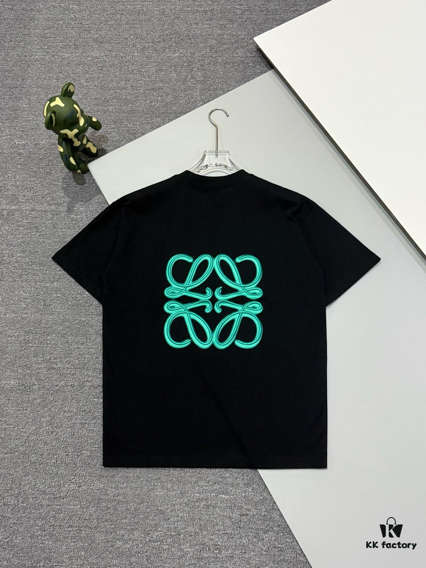 High-Quality Loewe 25SS Spring/Summer New Embroidered Logo Crew Neck Short Sleeve T-Shirt, Original Fabric, Celebrity-Inspired Design with Front and Back Spray-Painted 3D Embroidery, 32-Single 280g Combed Pure Cotton Material, Extremely Comfortable to Touch, Stylish and Versatile Unisex Short Sleeve Tee, Complete with Three Labels, Not Ordinary Market Version, Premium Quality Guaranteed