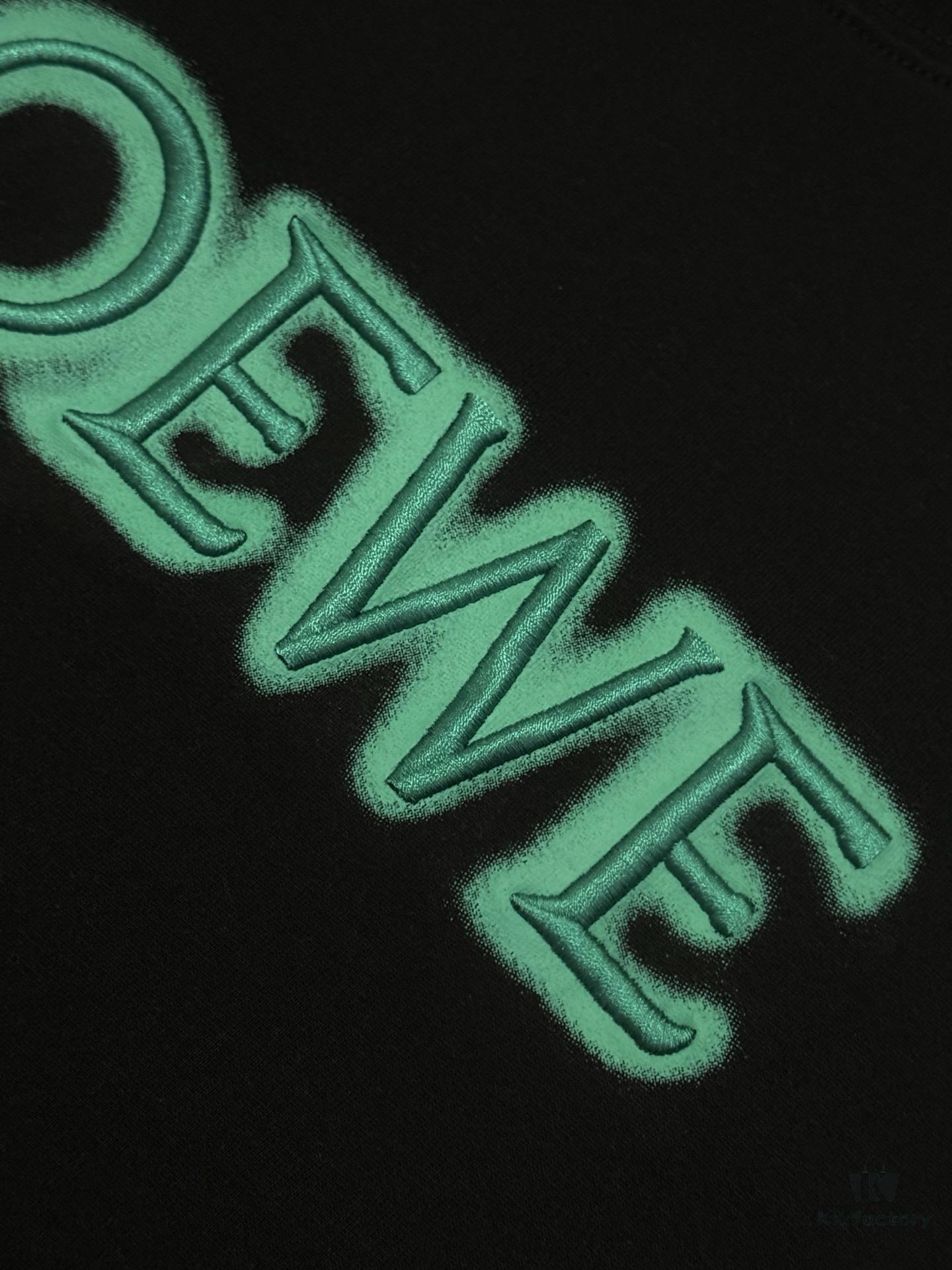 High-Quality Loewe 25SS Spring/Summer New Embroidered Logo Crew Neck Short Sleeve T-Shirt, Original Fabric, Celebrity-Inspired Design with Front and Back Spray-Painted 3D Embroidery, 32-Single 280g Combed Pure Cotton Material, Extremely Comfortable to Touch, Stylish and Versatile Unisex Short Sleeve Tee, Complete with Three Labels, Not Ordinary Market Version, Premium Quality Guaranteed