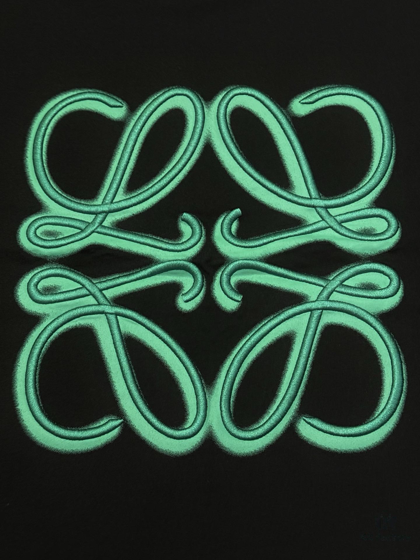 High-Quality Loewe 25SS Spring/Summer New Embroidered Logo Crew Neck Short Sleeve T-Shirt, Original Fabric, Celebrity-Inspired Design with Front and Back Spray-Painted 3D Embroidery, 32-Single 280g Combed Pure Cotton Material, Extremely Comfortable to Touch, Stylish and Versatile Unisex Short Sleeve Tee, Complete with Three Labels, Not Ordinary Market Version, Premium Quality Guaranteed