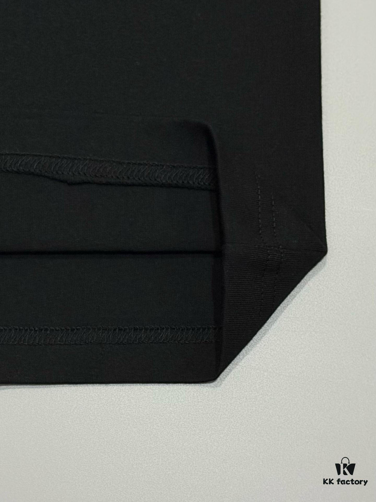 High-Quality Loewe 25SS Spring/Summer New Embroidered Logo Crew Neck Short Sleeve T-Shirt, Original Fabric, Celebrity-Inspired Design with Front and Back Spray-Painted 3D Embroidery, 32-Single 280g Combed Pure Cotton Material, Extremely Comfortable to Touch, Stylish and Versatile Unisex Short Sleeve Tee, Complete with Three Labels, Not Ordinary Market Version, Premium Quality Guaranteed