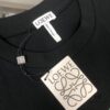 LOEWE 25SS Summer New Arrival Round Neck Short-Sleeve T-Shirt! 270g Heavyweight Premium Cotton Fabric with Exceptional Hand Feel and Texture! Slim Tailoring Design, Clean and Sharp! Exquisite Stitching and Craftsmanship! Excellent Silhouette with Superior Breathability! Effortlessly Suitable for All Age Groups – an Essential Wardrobe Staple for Men.
