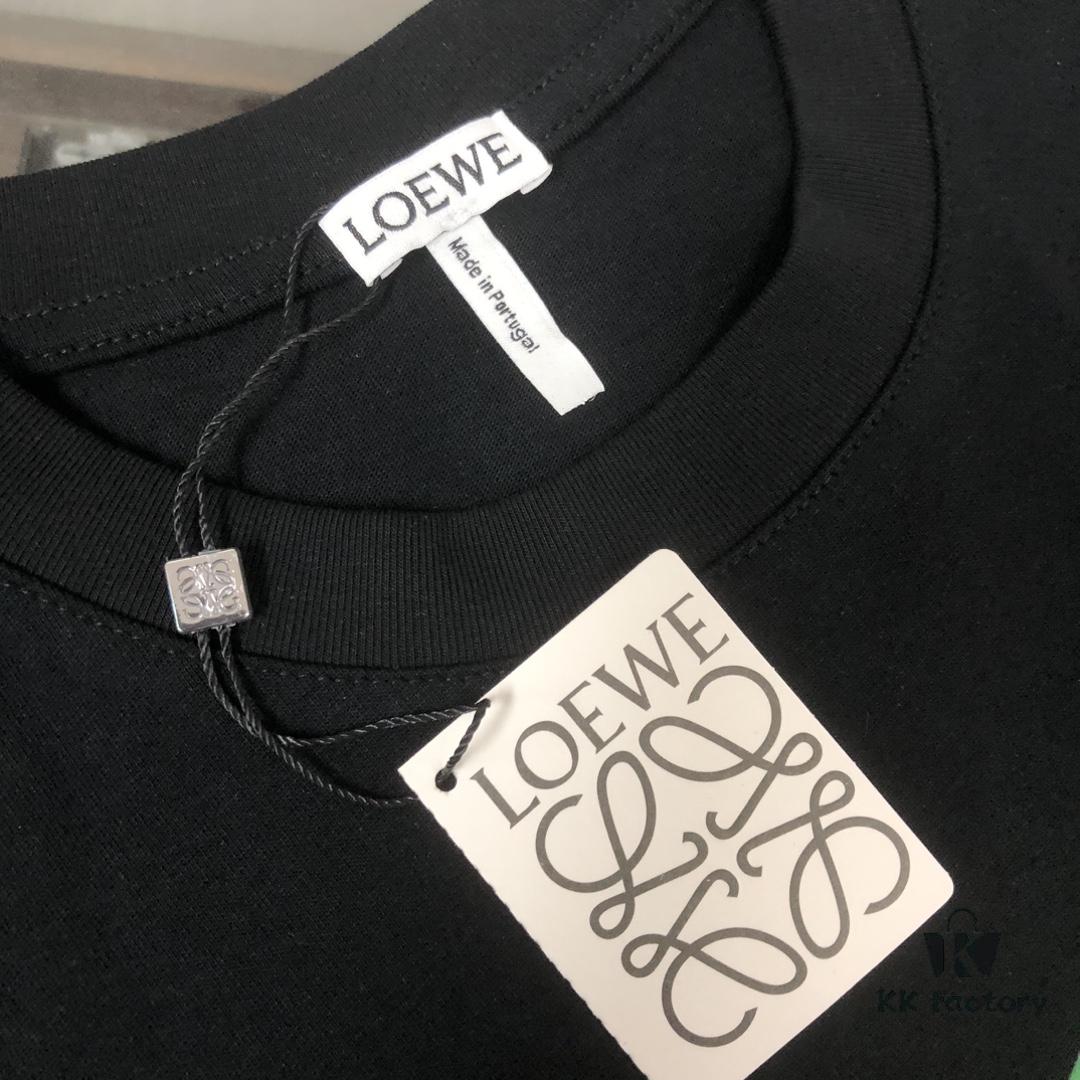 LOEWE 25SS Summer New Arrival Round Neck Short-Sleeve T-Shirt! 270g Heavyweight Premium Cotton Fabric with Exceptional Hand Feel and Texture! Slim Tailoring Design, Clean and Sharp! Exquisite Stitching and Craftsmanship! Excellent Silhouette with Superior Breathability! Effortlessly Suitable for All Age Groups – an Essential Wardrobe Staple for Men.