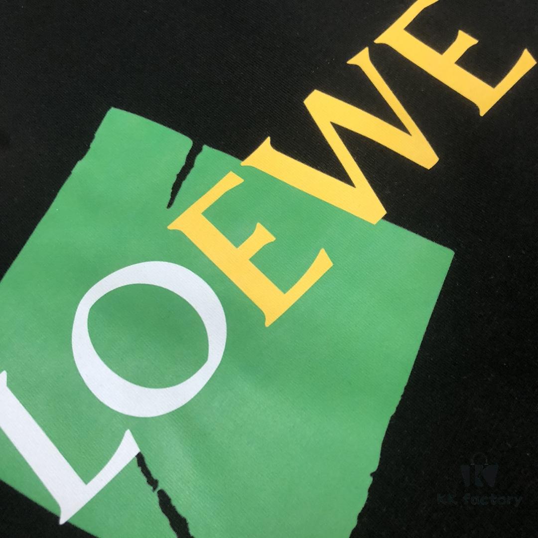 LOEWE 25SS Summer New Arrival Round Neck Short-Sleeve T-Shirt! 270g Heavyweight Premium Cotton Fabric with Exceptional Hand Feel and Texture! Slim Tailoring Design, Clean and Sharp! Exquisite Stitching and Craftsmanship! Excellent Silhouette with Superior Breathability! Effortlessly Suitable for All Age Groups – an Essential Wardrobe Staple for Men.