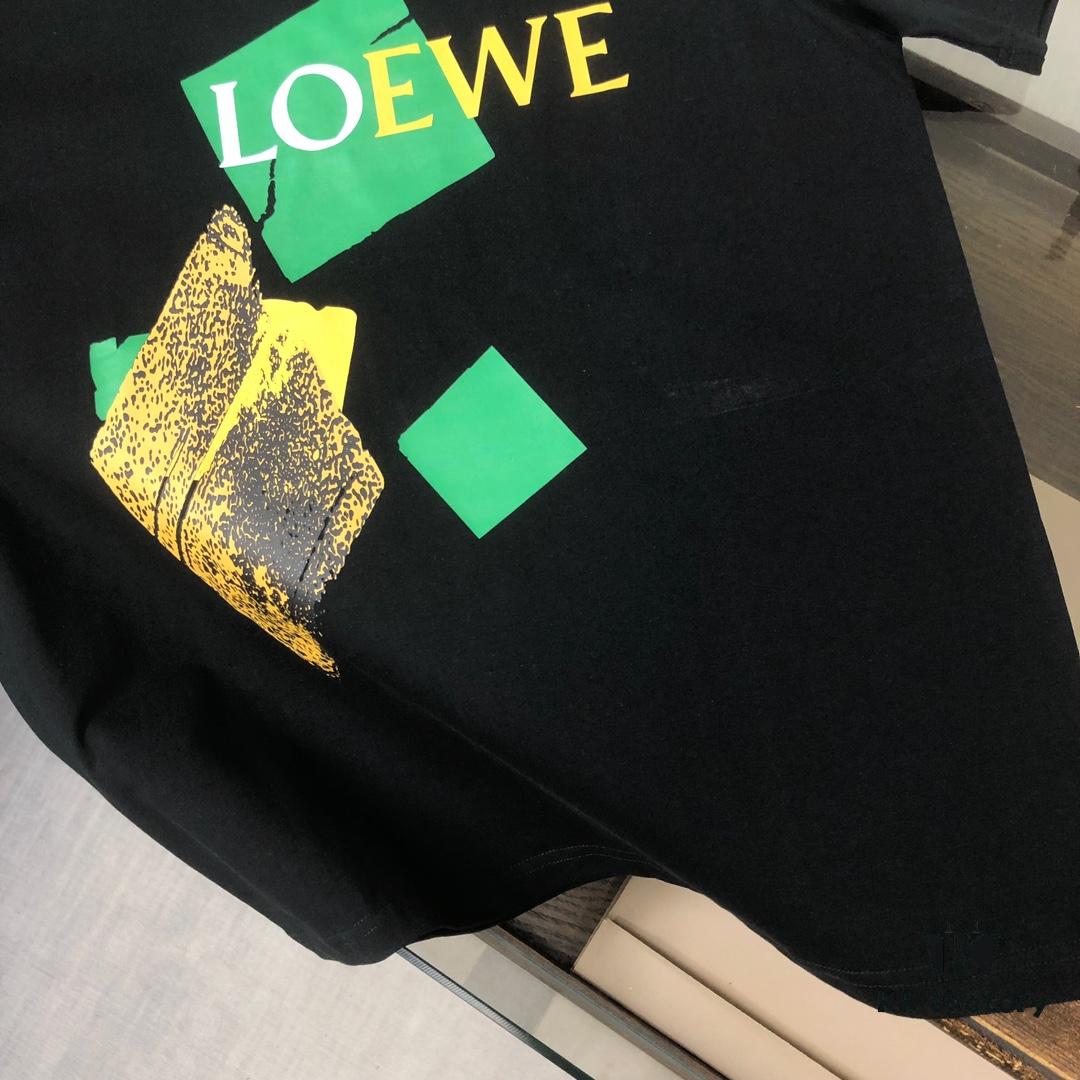 LOEWE 25SS Summer New Arrival Round Neck Short-Sleeve T-Shirt! 270g Heavyweight Premium Cotton Fabric with Exceptional Hand Feel and Texture! Slim Tailoring Design, Clean and Sharp! Exquisite Stitching and Craftsmanship! Excellent Silhouette with Superior Breathability! Effortlessly Suitable for All Age Groups – an Essential Wardrobe Staple for Men.