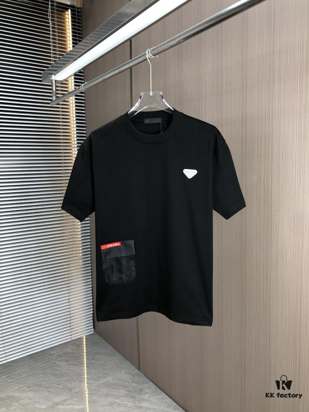 PRADA 2025 Spring/Summer New Arrival Round Neck Short Sleeve T-Shirt with Triangular Logo Patch on Chest and Side Seam Pocket, Made of 320g Double-Yarn Combed Cotton Fabric, Slightly Loose Fit, Soft and Substantial Fabric Texture, Unisex Design