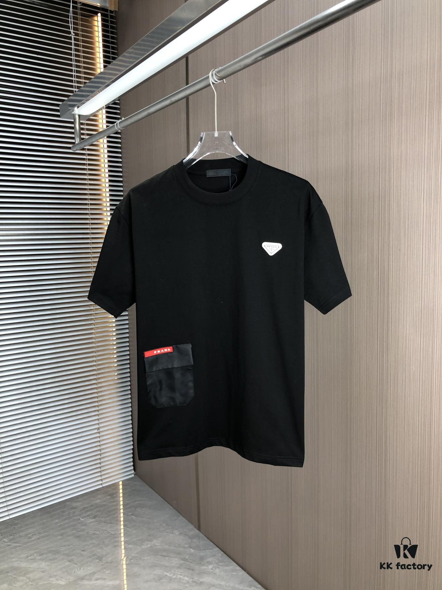 PRADA 2025 Spring/Summer New Arrival Round Neck Short Sleeve T-Shirt with Triangular Logo Patch on Chest and Side Seam Pocket, Made of 320g Double-Yarn Combed Cotton Fabric, Slightly Loose Fit, Soft and Substantial Fabric Texture, Unisex Design