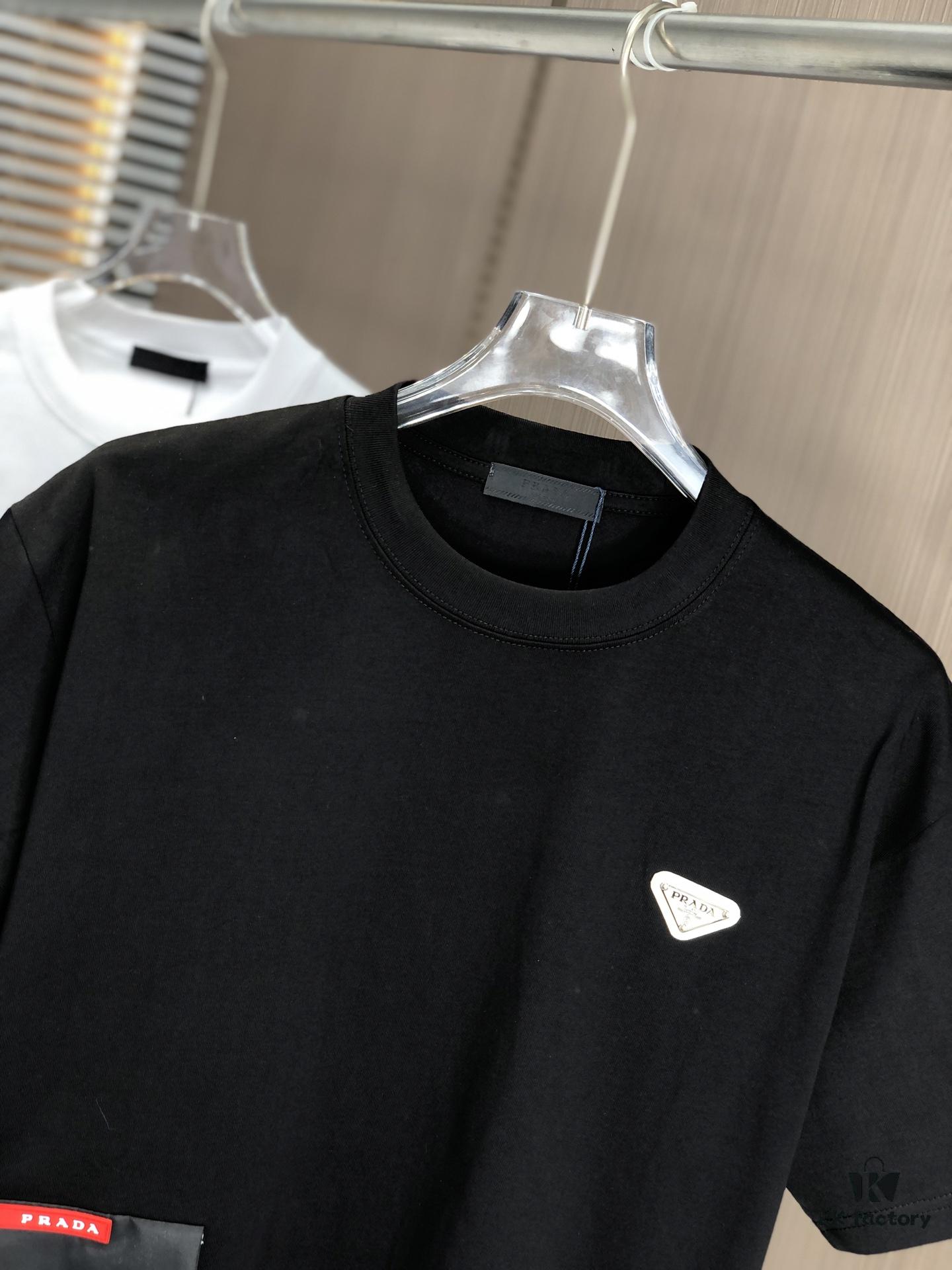 PRADA 2025 Spring/Summer New Arrival Round Neck Short Sleeve T-Shirt with Triangular Logo Patch on Chest and Side Seam Pocket, Made of 320g Double-Yarn Combed Cotton Fabric, Slightly Loose Fit, Soft and Substantial Fabric Texture, Unisex Design