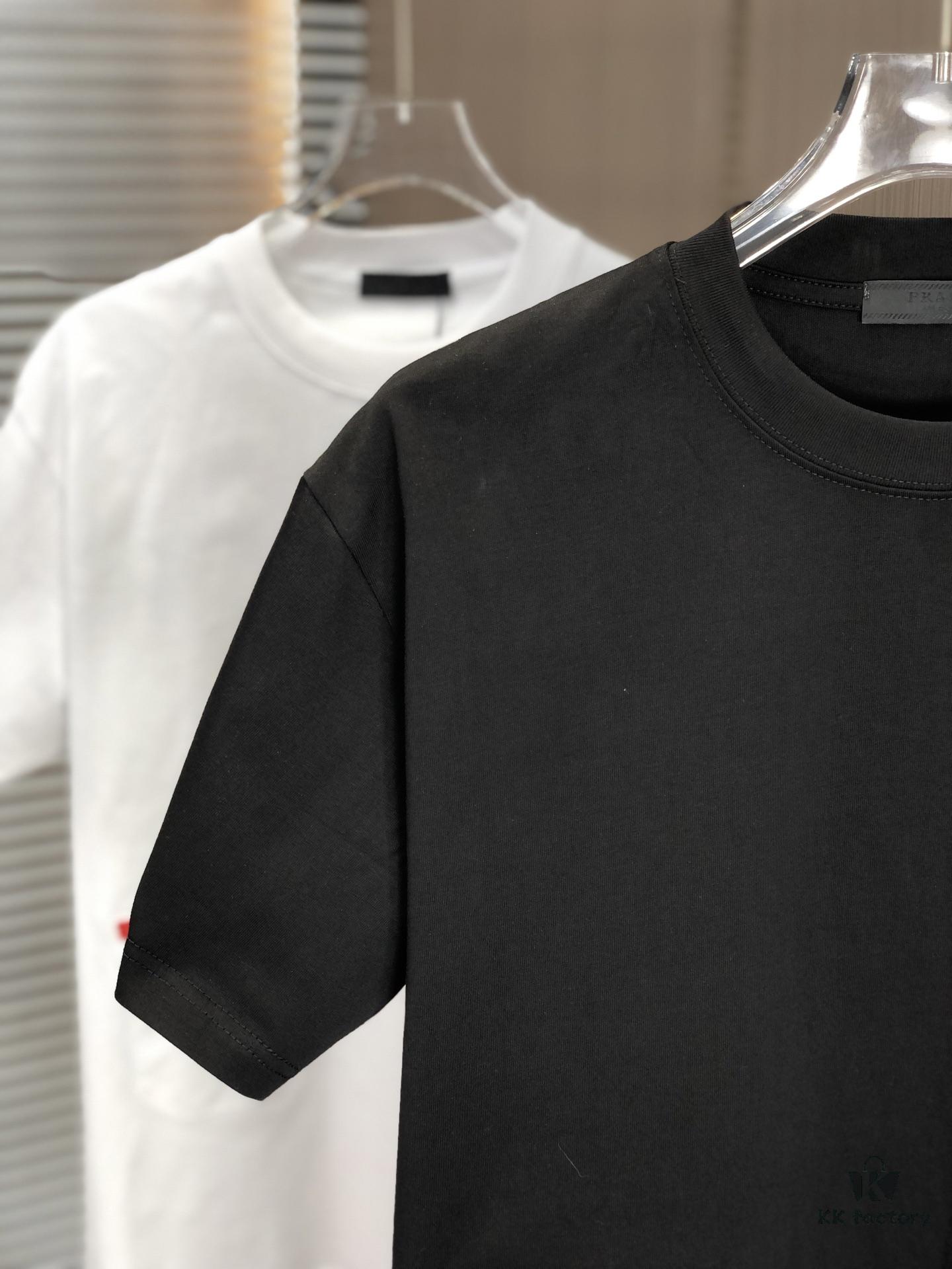 PRADA 2025 Spring/Summer New Arrival Round Neck Short Sleeve T-Shirt with Triangular Logo Patch on Chest and Side Seam Pocket, Made of 320g Double-Yarn Combed Cotton Fabric, Slightly Loose Fit, Soft and Substantial Fabric Texture, Unisex Design