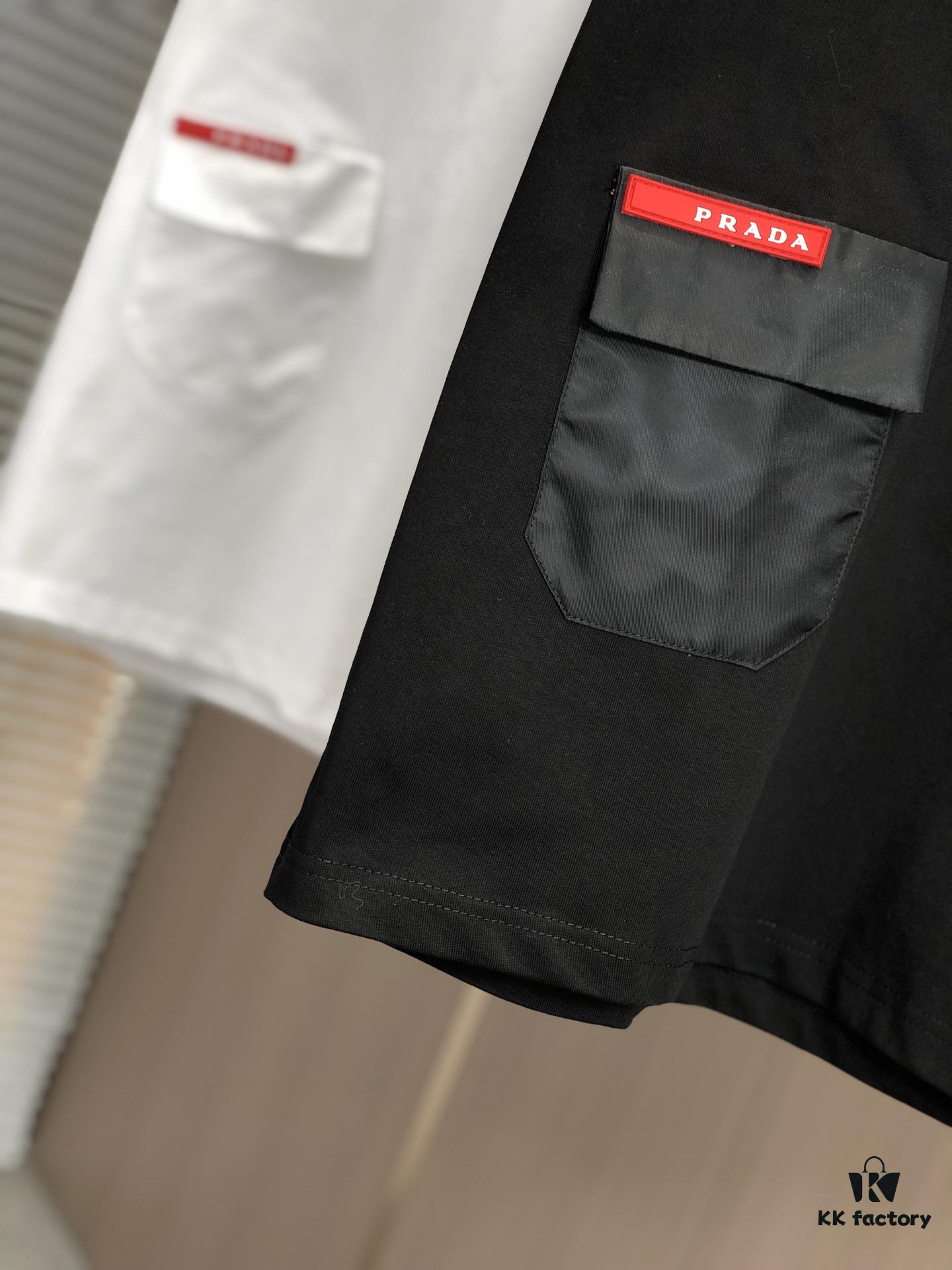 PRADA 2025 Spring/Summer New Arrival Round Neck Short Sleeve T-Shirt with Triangular Logo Patch on Chest and Side Seam Pocket, Made of 320g Double-Yarn Combed Cotton Fabric, Slightly Loose Fit, Soft and Substantial Fabric Texture, Unisex Design