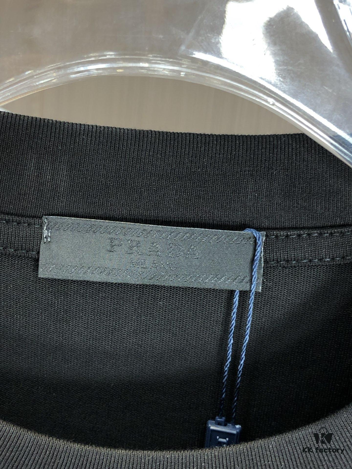 PRADA 2025 Spring/Summer New Arrival Round Neck Short Sleeve T-Shirt with Triangular Logo Patch on Chest and Side Seam Pocket, Made of 320g Double-Yarn Combed Cotton Fabric, Slightly Loose Fit, Soft and Substantial Fabric Texture, Unisex Design