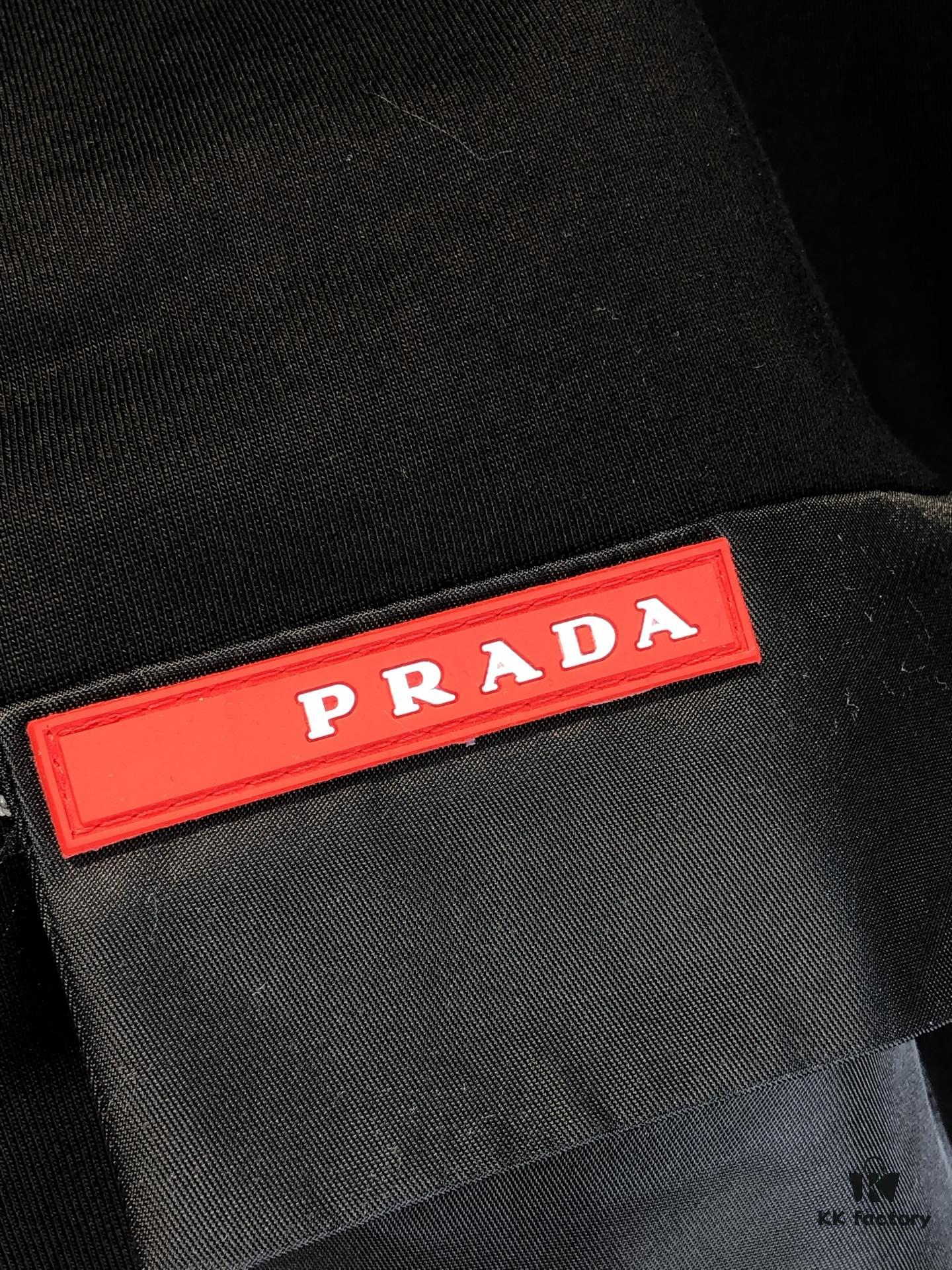PRADA 2025 Spring/Summer New Arrival Round Neck Short Sleeve T-Shirt with Triangular Logo Patch on Chest and Side Seam Pocket, Made of 320g Double-Yarn Combed Cotton Fabric, Slightly Loose Fit, Soft and Substantial Fabric Texture, Unisex Design