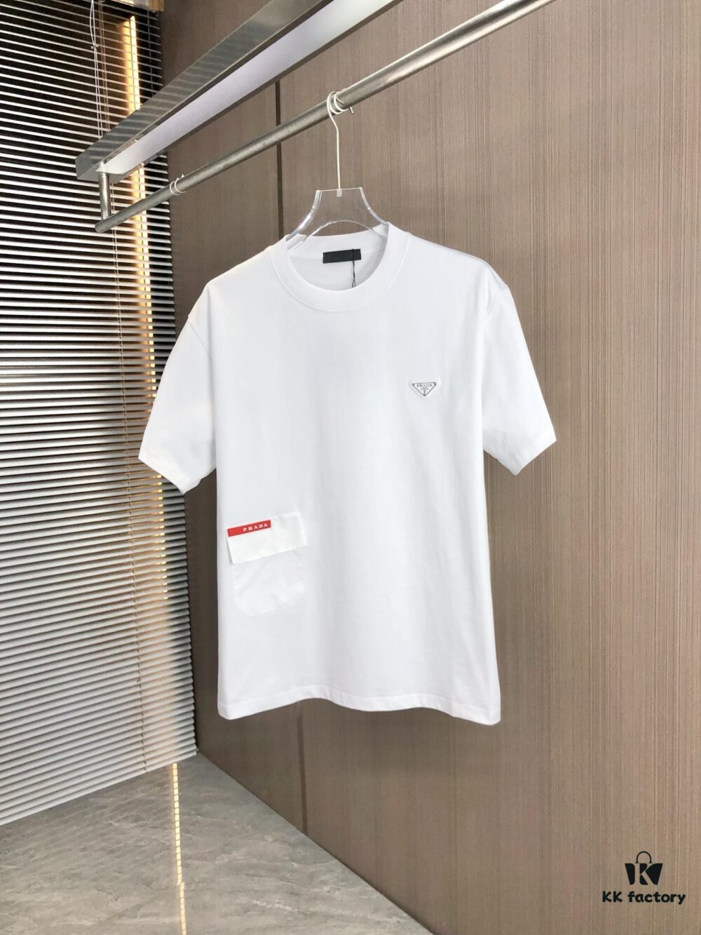 PRADA 2025 Spring/Summer New Arrival Round Neck Short Sleeve T-Shirt with Triangular Logo Patch on Chest and Side Stitch Pocket, Made of High Grammage 320g Double-Yarn Combed Cotton Fabric, Slightly Loose Fit, Soft and Substantial Fabric Texture, Unisex Design