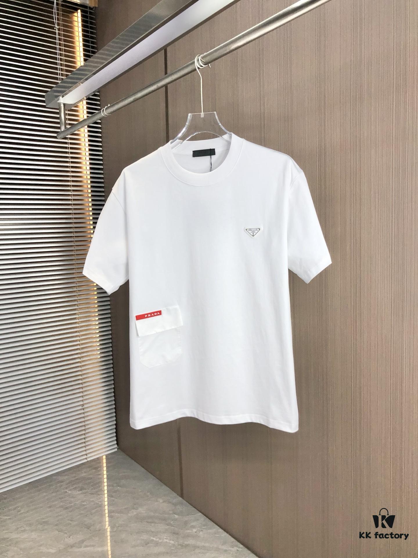 PRADA 2025 Spring/Summer New Arrival Round Neck Short Sleeve T-Shirt with Triangular Logo Patch on Chest and Side Stitch Pocket, Made of High Grammage 320g Double-Yarn Combed Cotton Fabric, Slightly Loose Fit, Soft and Substantial Fabric Texture, Unisex Design