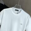 PRADA 2025 Spring/Summer New Arrival Round Neck Short Sleeve T-Shirt with Triangular Logo Patch on Chest and Side Stitch Pocket, Made of High Grammage 320g Double-Yarn Combed Cotton Fabric, Slightly Loose Fit, Soft and Substantial Fabric Texture, Unisex Design