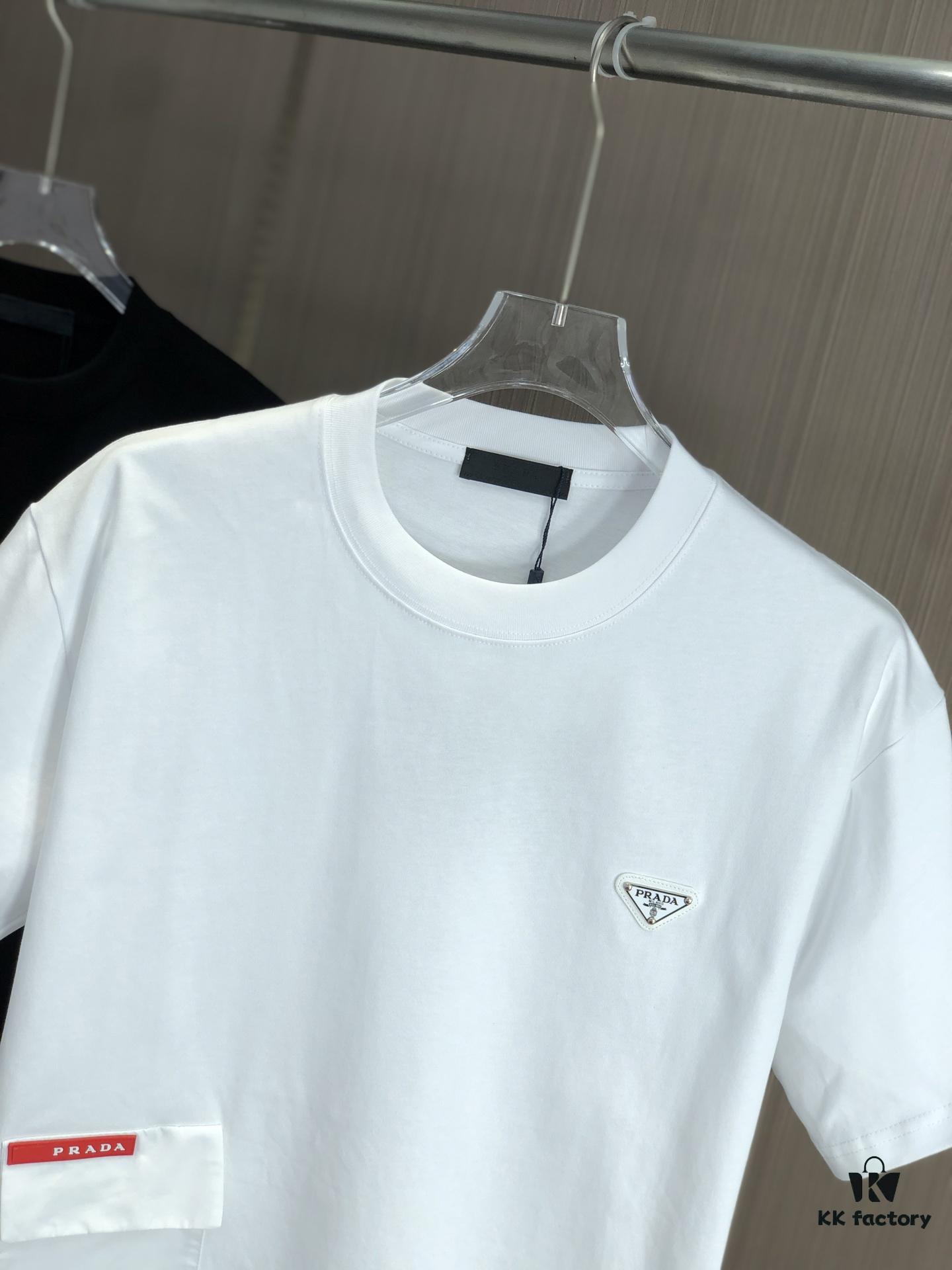 PRADA 2025 Spring/Summer New Arrival Round Neck Short Sleeve T-Shirt with Triangular Logo Patch on Chest and Side Stitch Pocket, Made of High Grammage 320g Double-Yarn Combed Cotton Fabric, Slightly Loose Fit, Soft and Substantial Fabric Texture, Unisex Design