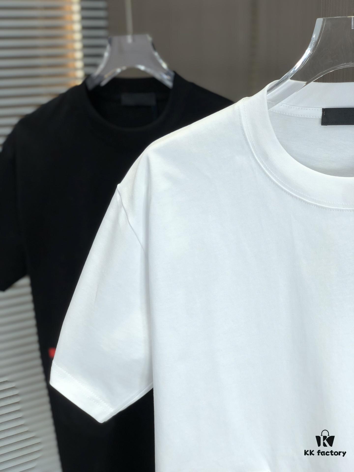 PRADA 2025 Spring/Summer New Arrival Round Neck Short Sleeve T-Shirt with Triangular Logo Patch on Chest and Side Stitch Pocket, Made of High Grammage 320g Double-Yarn Combed Cotton Fabric, Slightly Loose Fit, Soft and Substantial Fabric Texture, Unisex Design