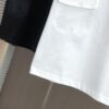 PRADA 2025 Spring/Summer New Arrival Round Neck Short Sleeve T-Shirt with Triangular Logo Patch on Chest and Side Stitch Pocket, Made of High Grammage 320g Double-Yarn Combed Cotton Fabric, Slightly Loose Fit, Soft and Substantial Fabric Texture, Unisex Design