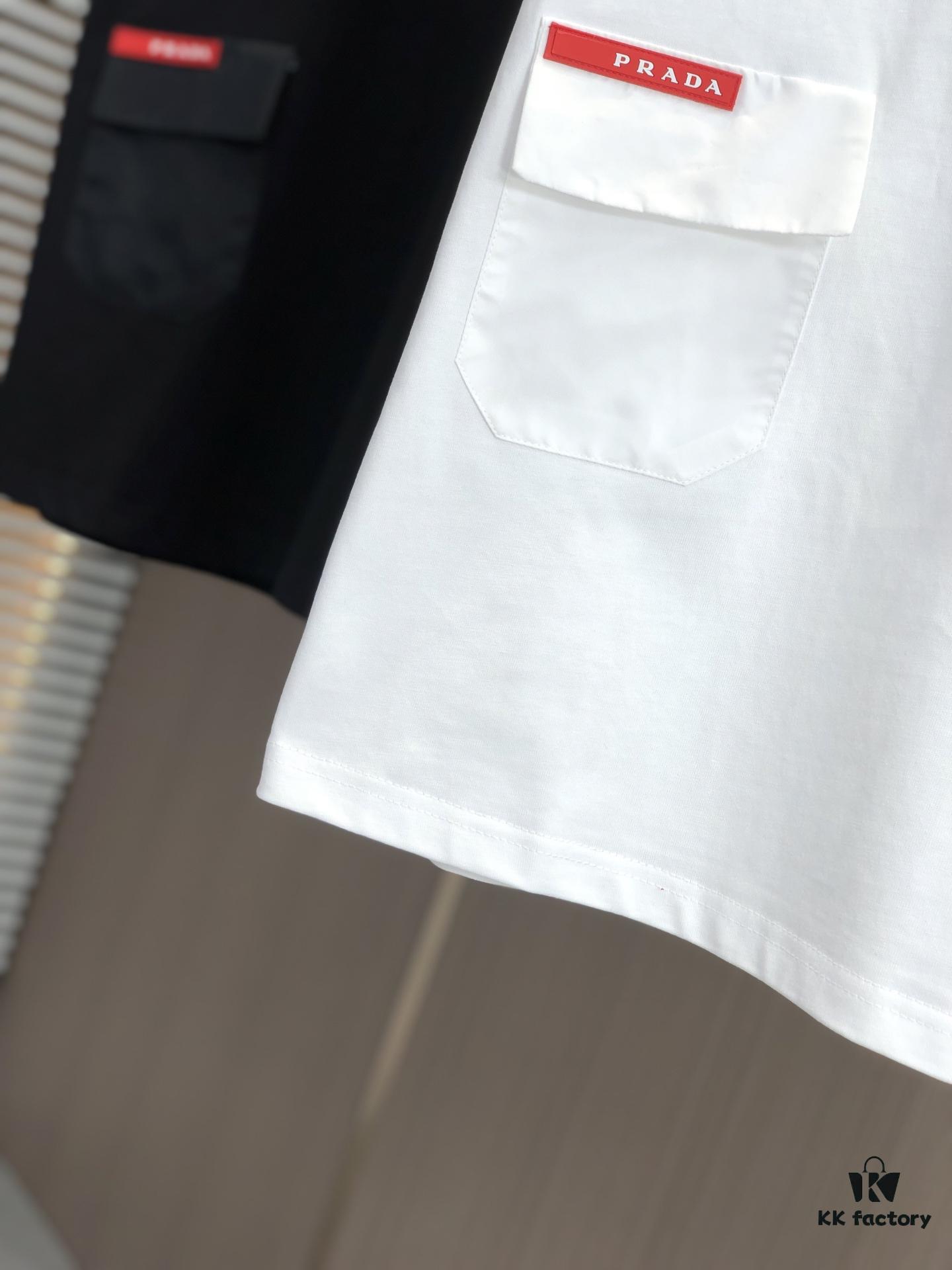 PRADA 2025 Spring/Summer New Arrival Round Neck Short Sleeve T-Shirt with Triangular Logo Patch on Chest and Side Stitch Pocket, Made of High Grammage 320g Double-Yarn Combed Cotton Fabric, Slightly Loose Fit, Soft and Substantial Fabric Texture, Unisex Design