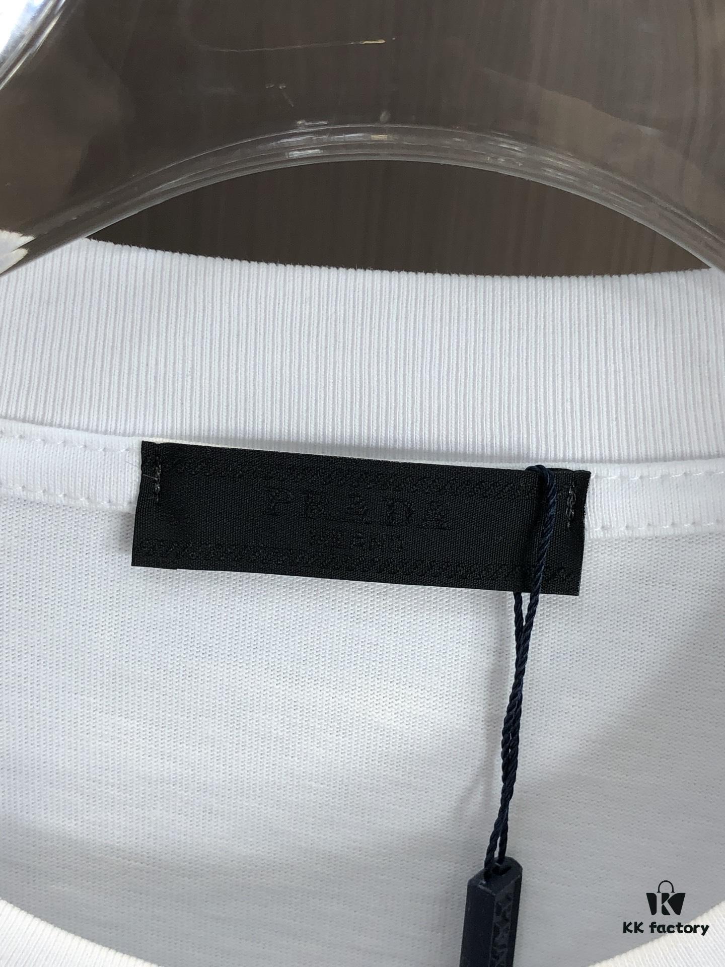 PRADA 2025 Spring/Summer New Arrival Round Neck Short Sleeve T-Shirt with Triangular Logo Patch on Chest and Side Stitch Pocket, Made of High Grammage 320g Double-Yarn Combed Cotton Fabric, Slightly Loose Fit, Soft and Substantial Fabric Texture, Unisex Design