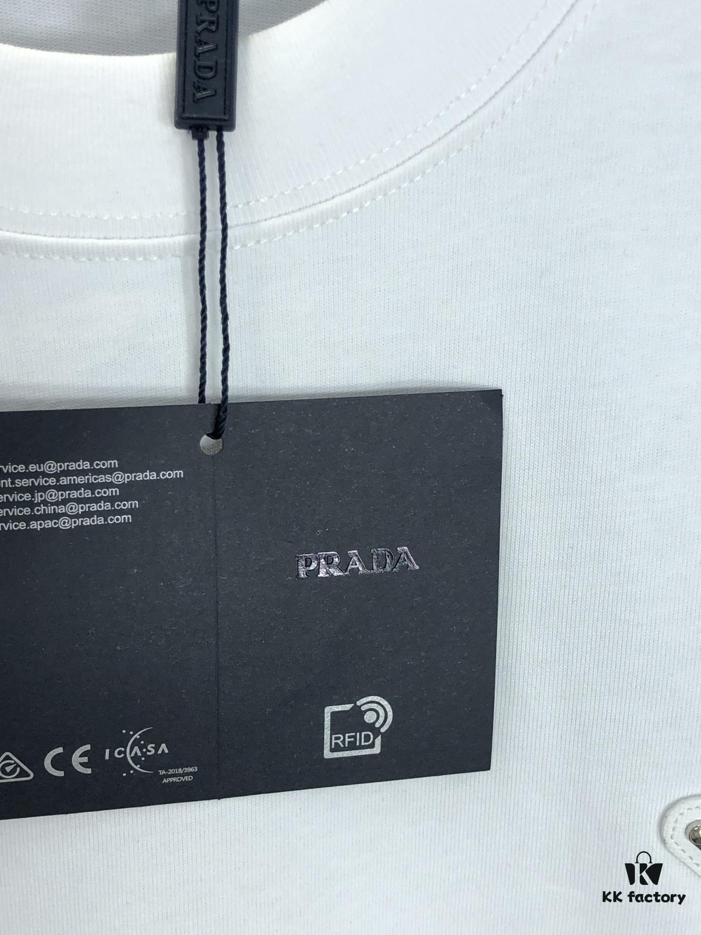 PRADA 2025 Spring/Summer New Arrival Round Neck Short Sleeve T-Shirt with Triangular Logo Patch on Chest and Side Stitch Pocket, Made of High Grammage 320g Double-Yarn Combed Cotton Fabric, Slightly Loose Fit, Soft and Substantial Fabric Texture, Unisex Design