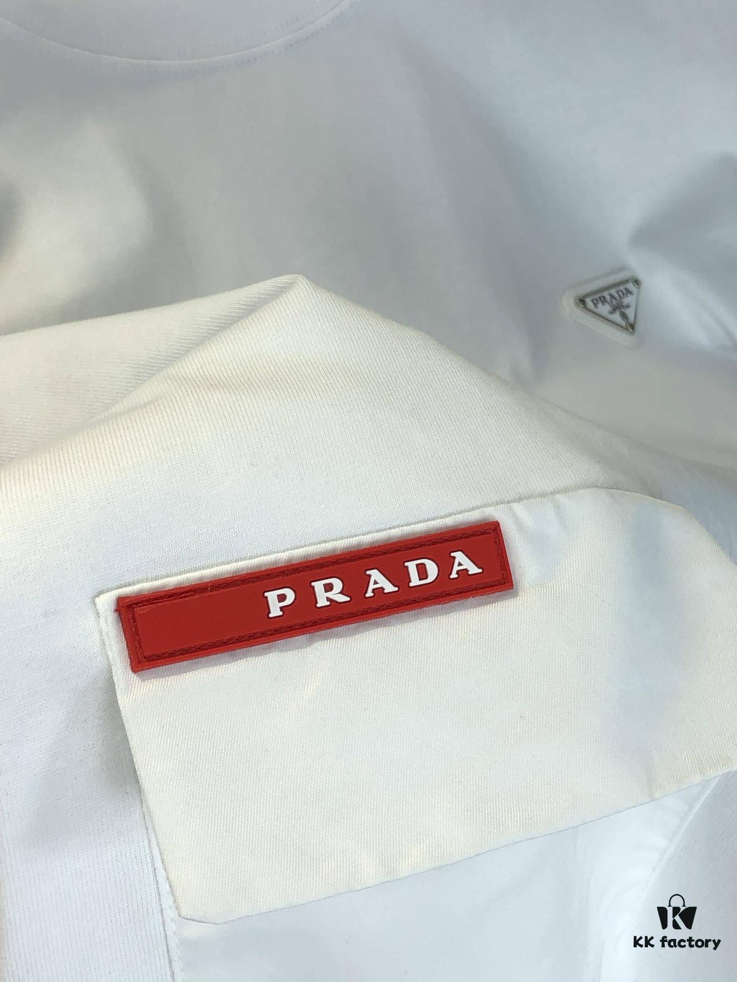 PRADA 2025 Spring/Summer New Arrival Round Neck Short Sleeve T-Shirt with Triangular Logo Patch on Chest and Side Stitch Pocket, Made of High Grammage 320g Double-Yarn Combed Cotton Fabric, Slightly Loose Fit, Soft and Substantial Fabric Texture, Unisex Design