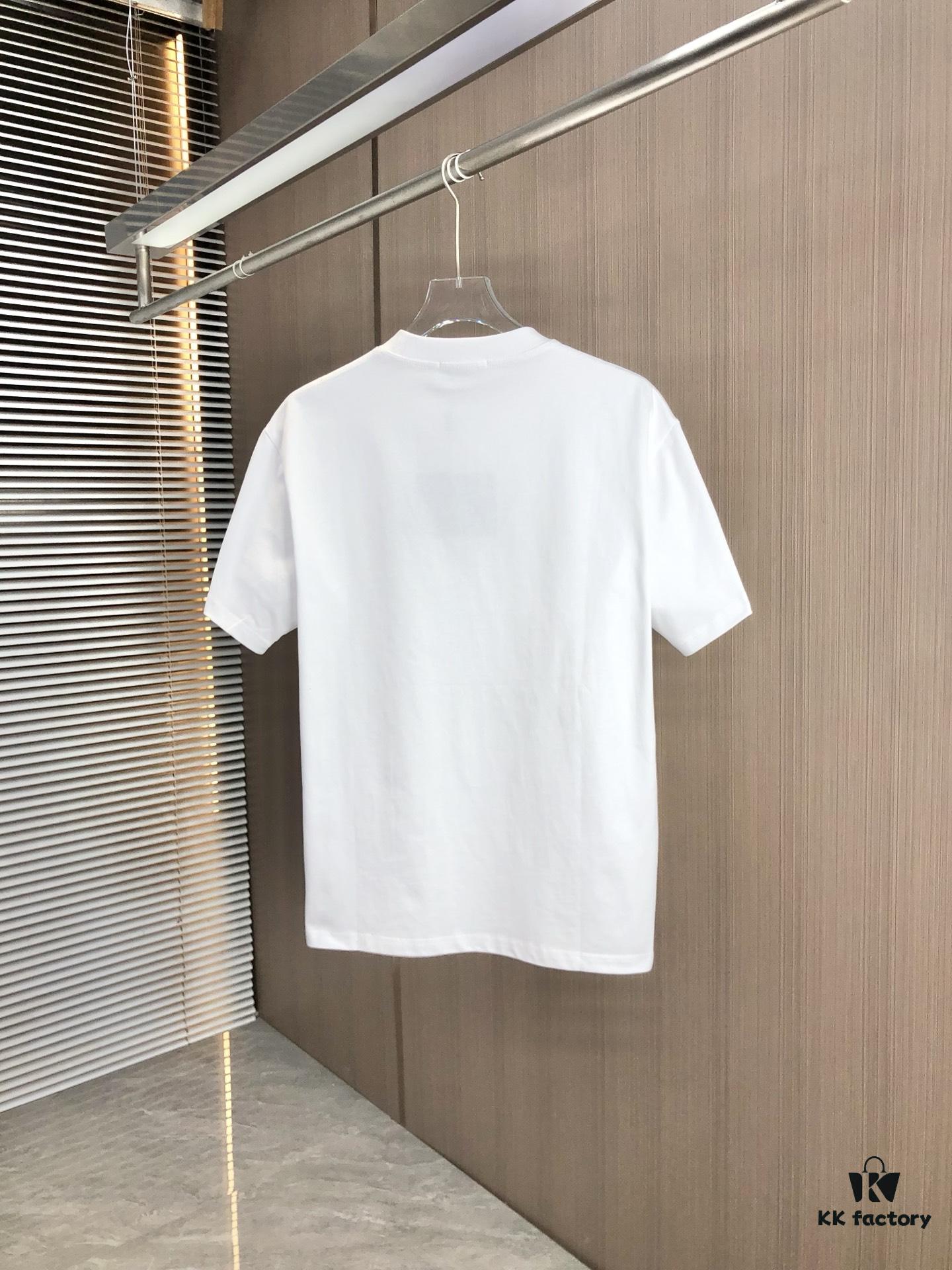 PRADA 2025 Spring/Summer New Arrival Round Neck Short Sleeve T-Shirt with Triangular Logo Patch on Chest and Side Stitch Pocket, Made of High Grammage 320g Double-Yarn Combed Cotton Fabric, Slightly Loose Fit, Soft and Substantial Fabric Texture, Unisex Design