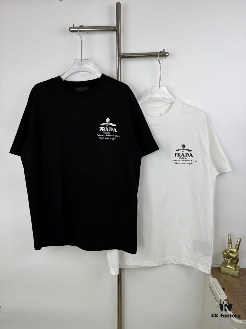 New PRADA 25SS Printed Short Sleeve T-Shirt with Metallic Back Logo