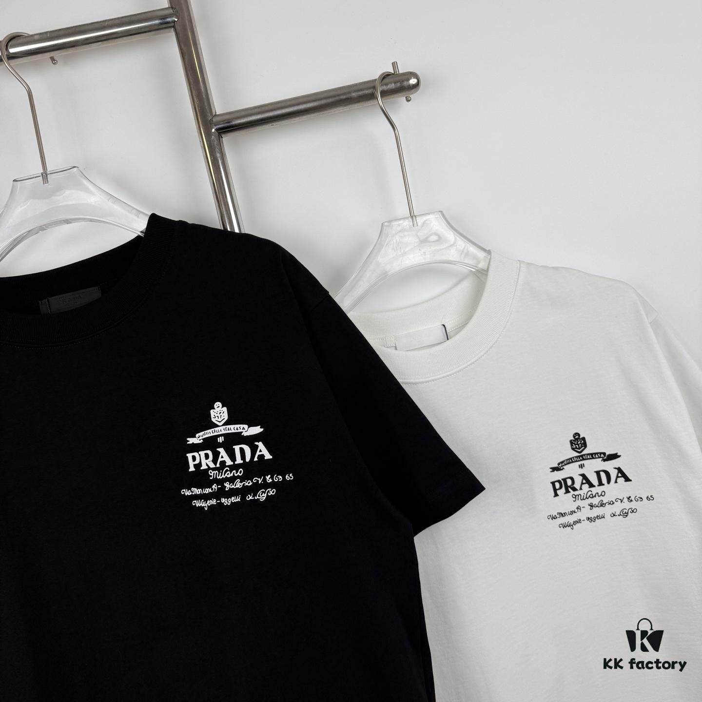 New PRADA 25SS Printed Short Sleeve T-Shirt with Metallic Back Logo