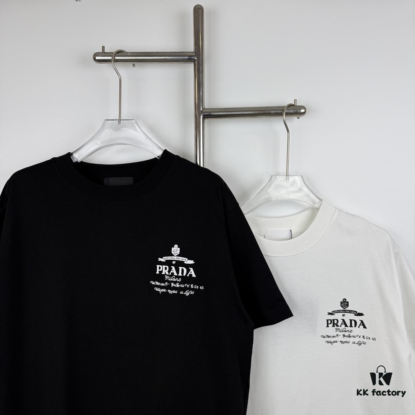 New PRADA 25SS Printed Short Sleeve T-Shirt with Metallic Back Logo