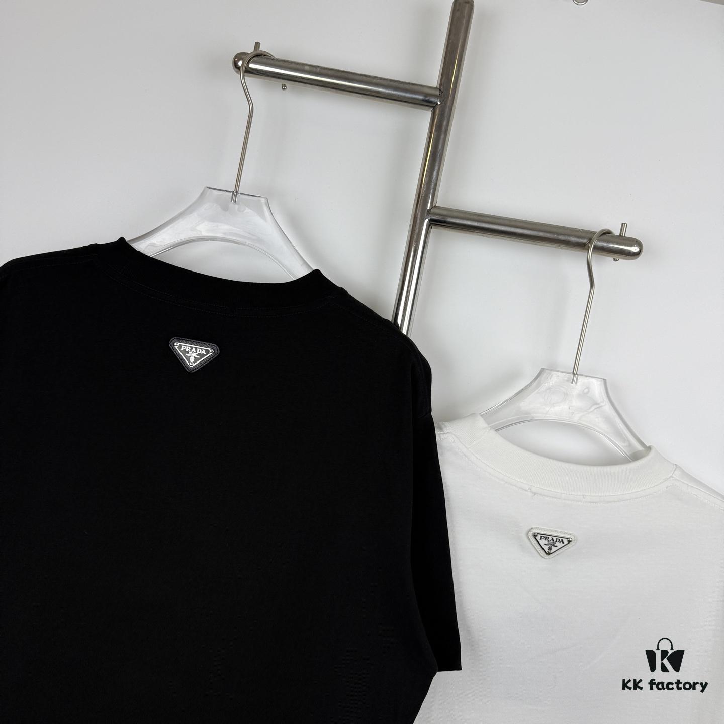 New PRADA 25SS Printed Short Sleeve T-Shirt with Metallic Back Logo