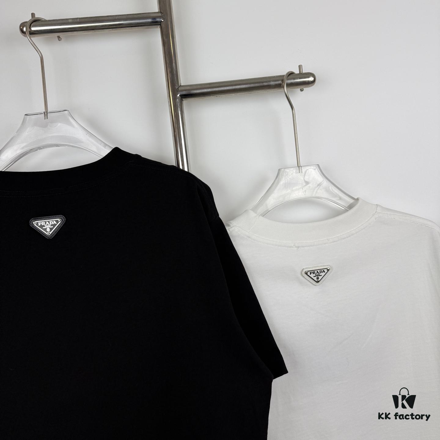 New PRADA 25SS Printed Short Sleeve T-Shirt with Metallic Back Logo