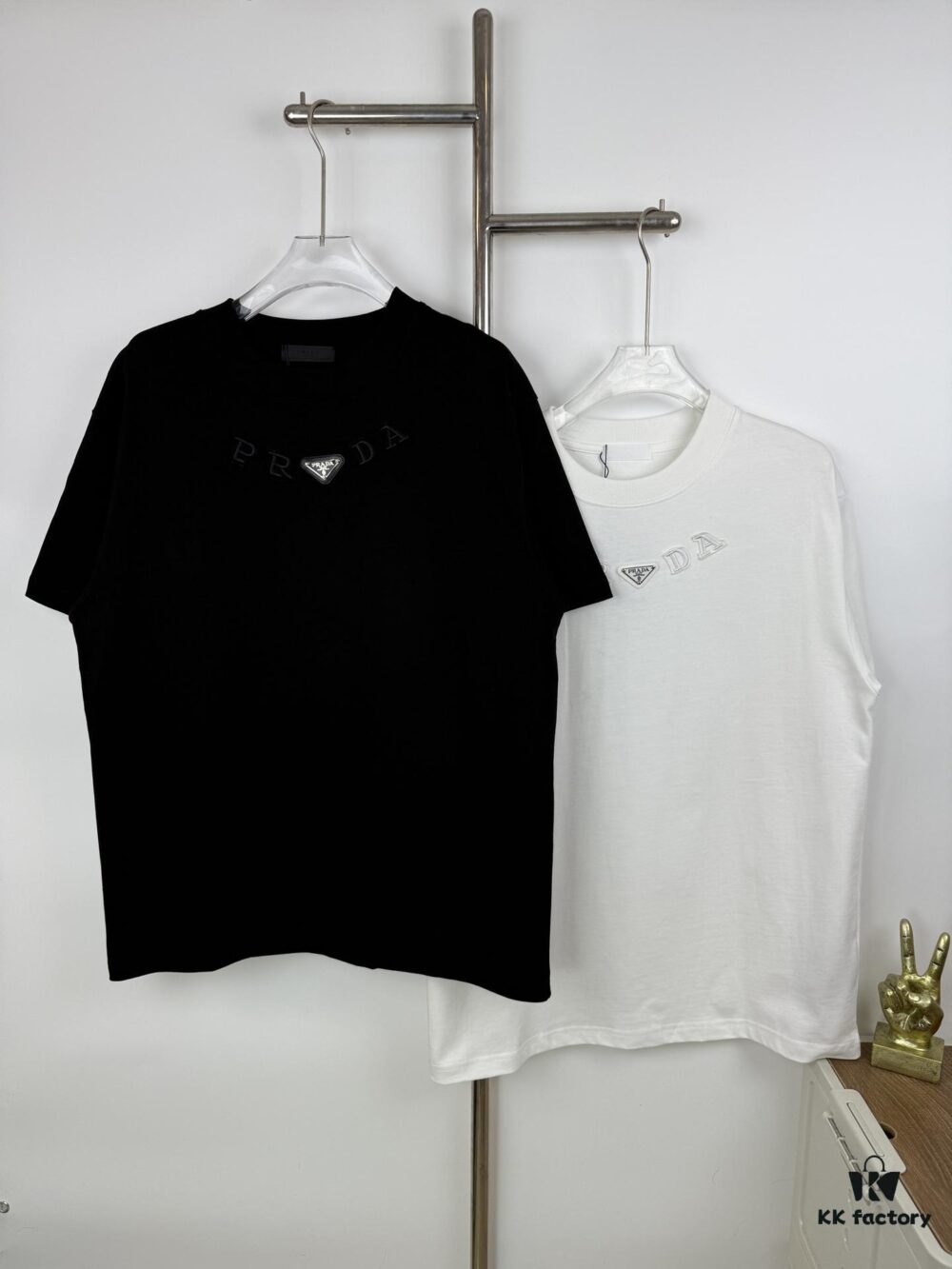 New PRADA 25SS Metal Print Short Sleeve T-Shirt, Spring and Summer Latest Collection, OS Drop-Shoulder Style, Fashionable and Unique Design, Extremely Versatile and Stylish, Unisex Wear, Must-Have Item