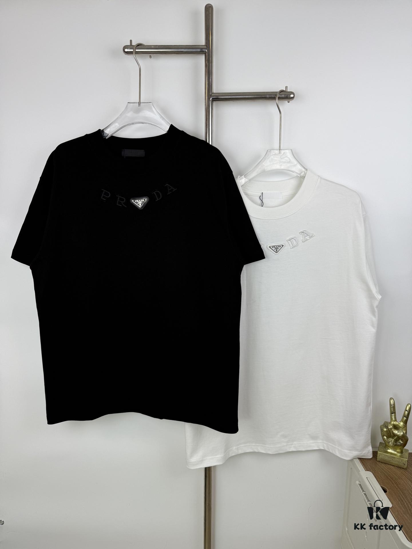 New PRADA 25SS Metal Print Short Sleeve T-Shirt, Spring and Summer Latest Collection, OS Drop-Shoulder Style, Fashionable and Unique Design, Extremely Versatile and Stylish, Unisex Wear, Must-Have Item