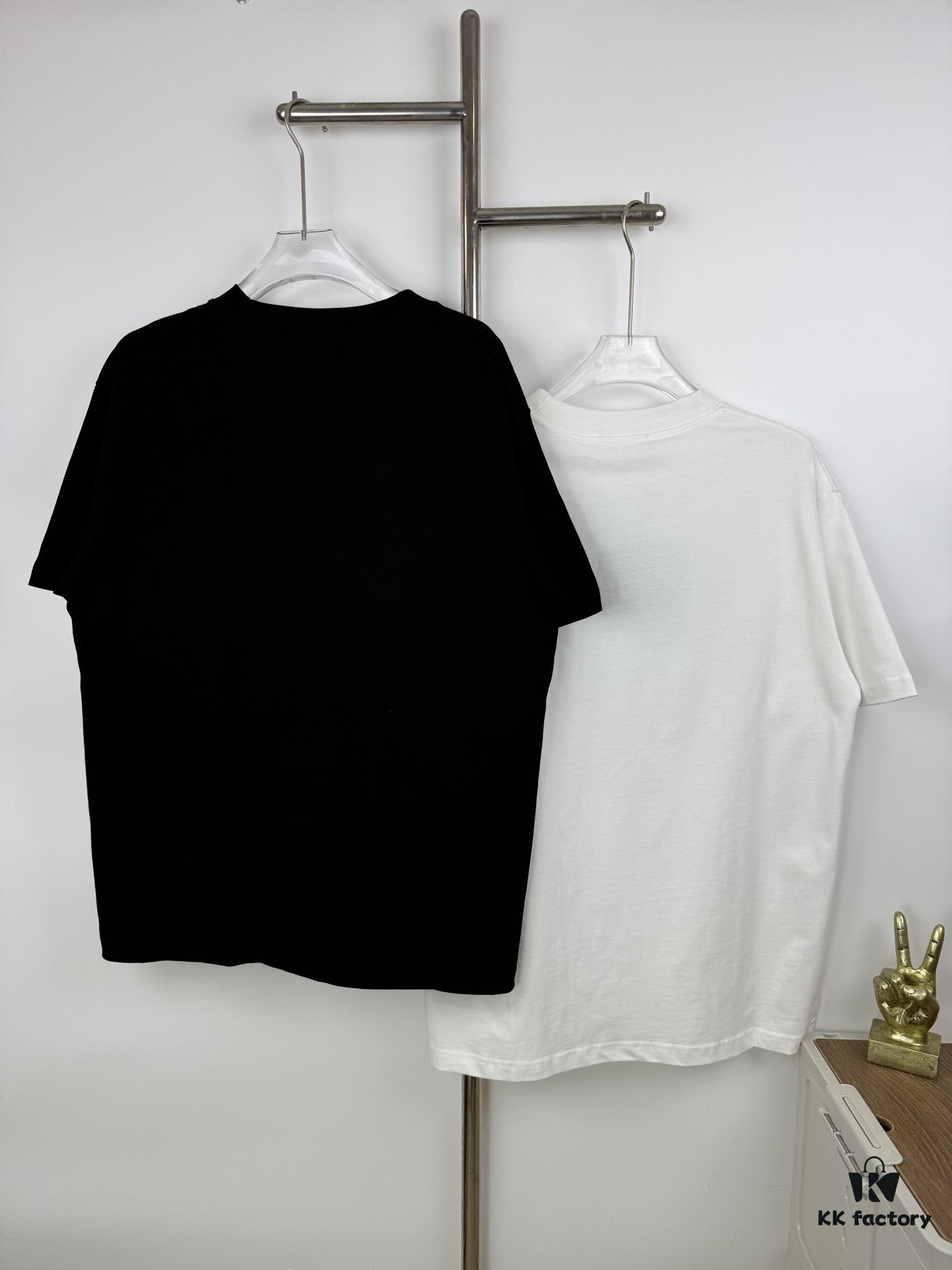 New PRADA 25SS Metal Print Short Sleeve T-Shirt, Spring and Summer Latest Collection, OS Drop-Shoulder Style, Fashionable and Unique Design, Extremely Versatile and Stylish, Unisex Wear, Must-Have Item