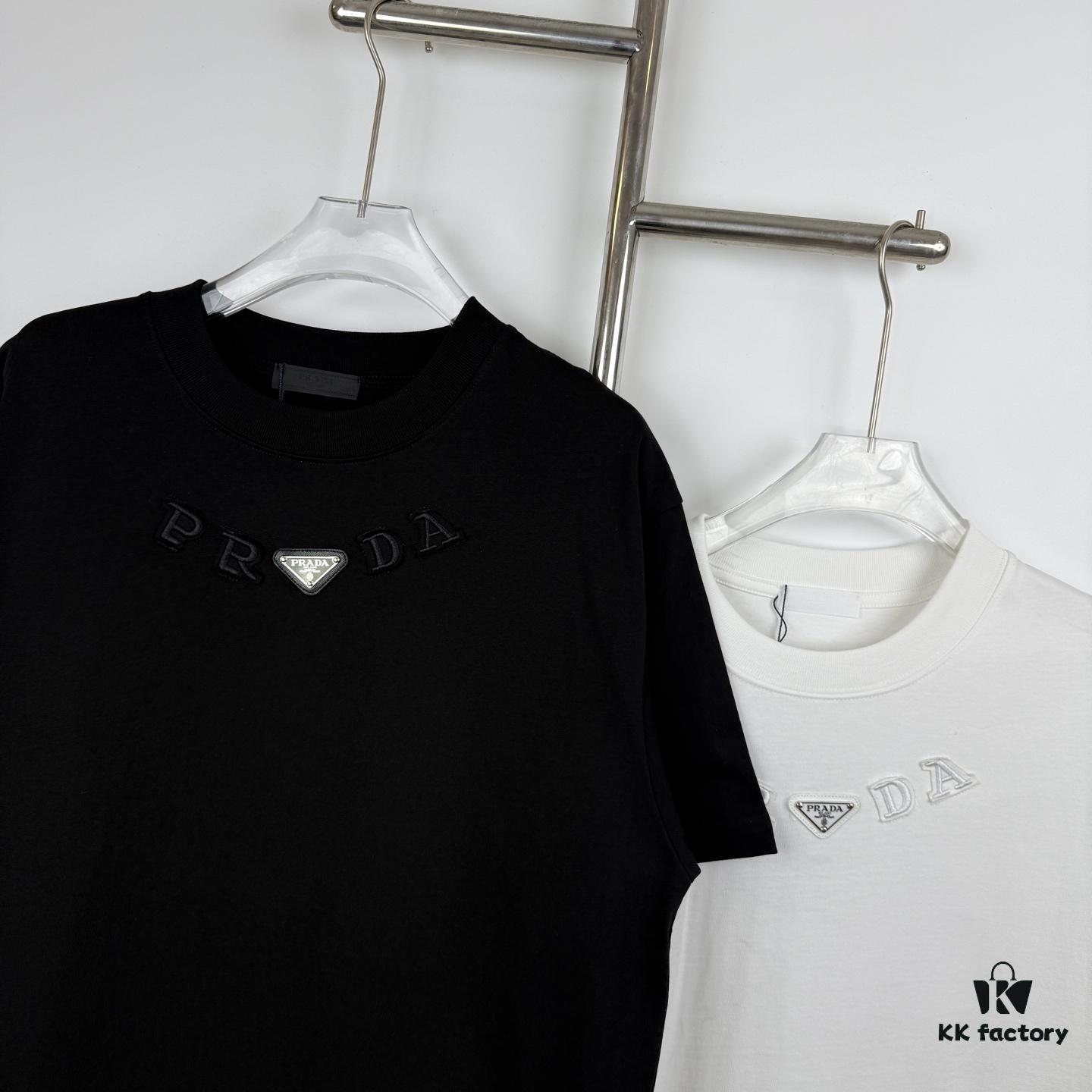 New PRADA 25SS Metal Print Short Sleeve T-Shirt, Spring and Summer Latest Collection, OS Drop-Shoulder Style, Fashionable and Unique Design, Extremely Versatile and Stylish, Unisex Wear, Must-Have Item