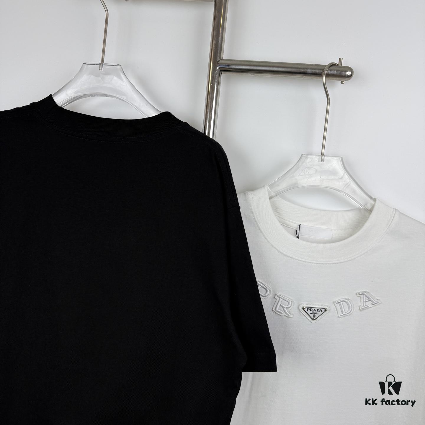 New PRADA 25SS Metal Print Short Sleeve T-Shirt, Spring and Summer Latest Collection, OS Drop-Shoulder Style, Fashionable and Unique Design, Extremely Versatile and Stylish, Unisex Wear, Must-Have Item