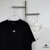 New PRADA 25SS Metal Print Short Sleeve T-Shirt, Spring and Summer Latest Collection, OS Drop-Shoulder Style, Fashionable and Unique Design, Extremely Versatile and Stylish, Unisex Wear, Must-Have Item