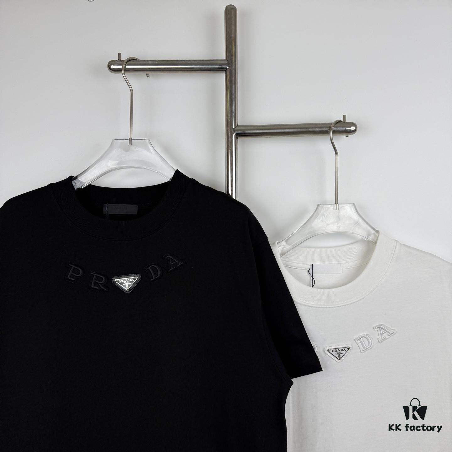 New PRADA 25SS Metal Print Short Sleeve T-Shirt, Spring and Summer Latest Collection, OS Drop-Shoulder Style, Fashionable and Unique Design, Extremely Versatile and Stylish, Unisex Wear, Must-Have Item