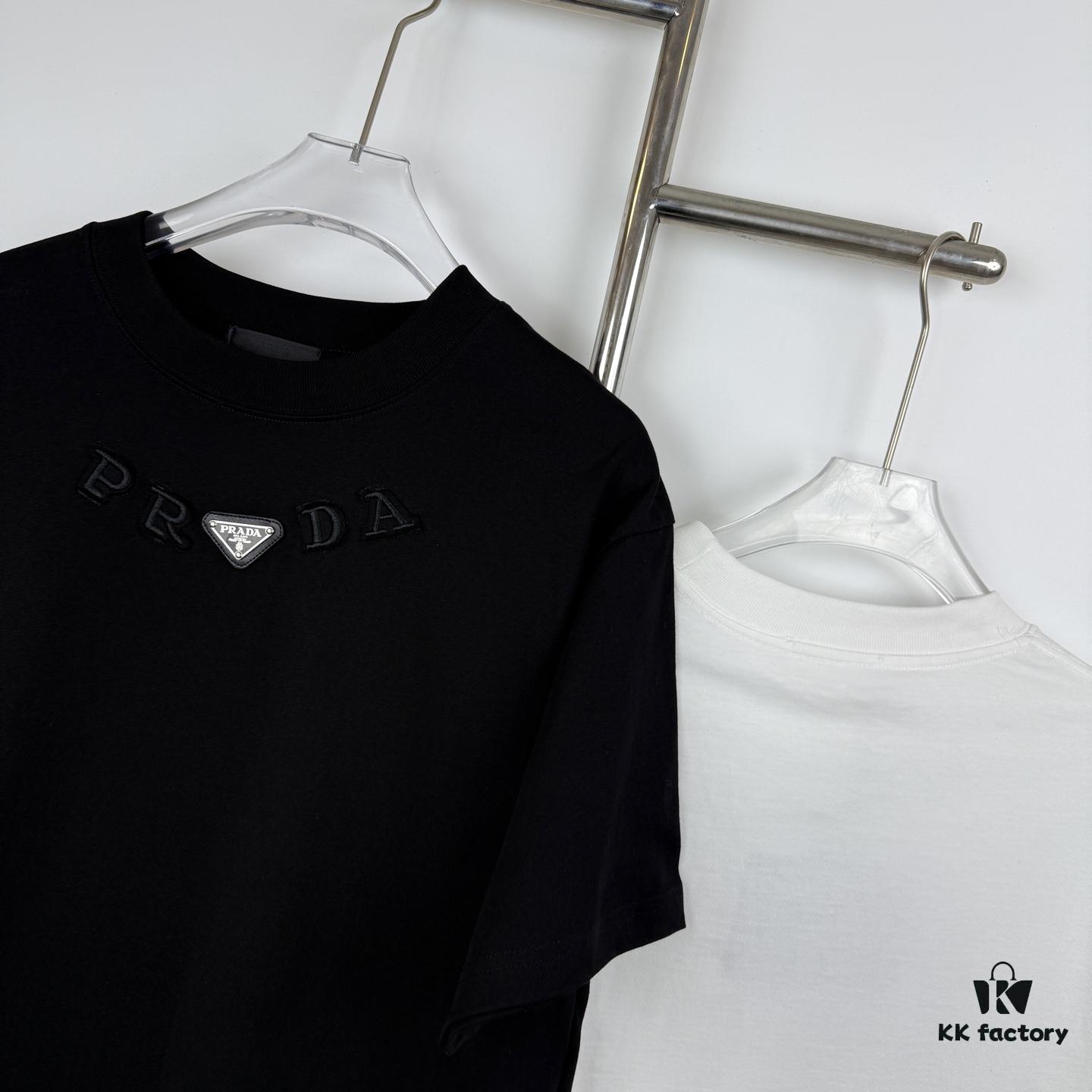 New PRADA 25SS Metal Print Short Sleeve T-Shirt, Spring and Summer Latest Collection, OS Drop-Shoulder Style, Fashionable and Unique Design, Extremely Versatile and Stylish, Unisex Wear, Must-Have Item