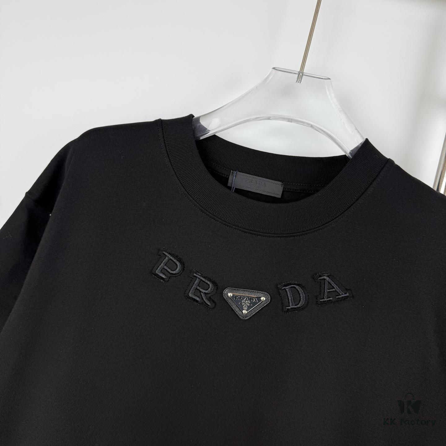 New PRADA 25SS Metal Print Short Sleeve T-Shirt, Spring and Summer Latest Collection, OS Drop-Shoulder Style, Fashionable and Unique Design, Extremely Versatile and Stylish, Unisex Wear, Must-Have Item
