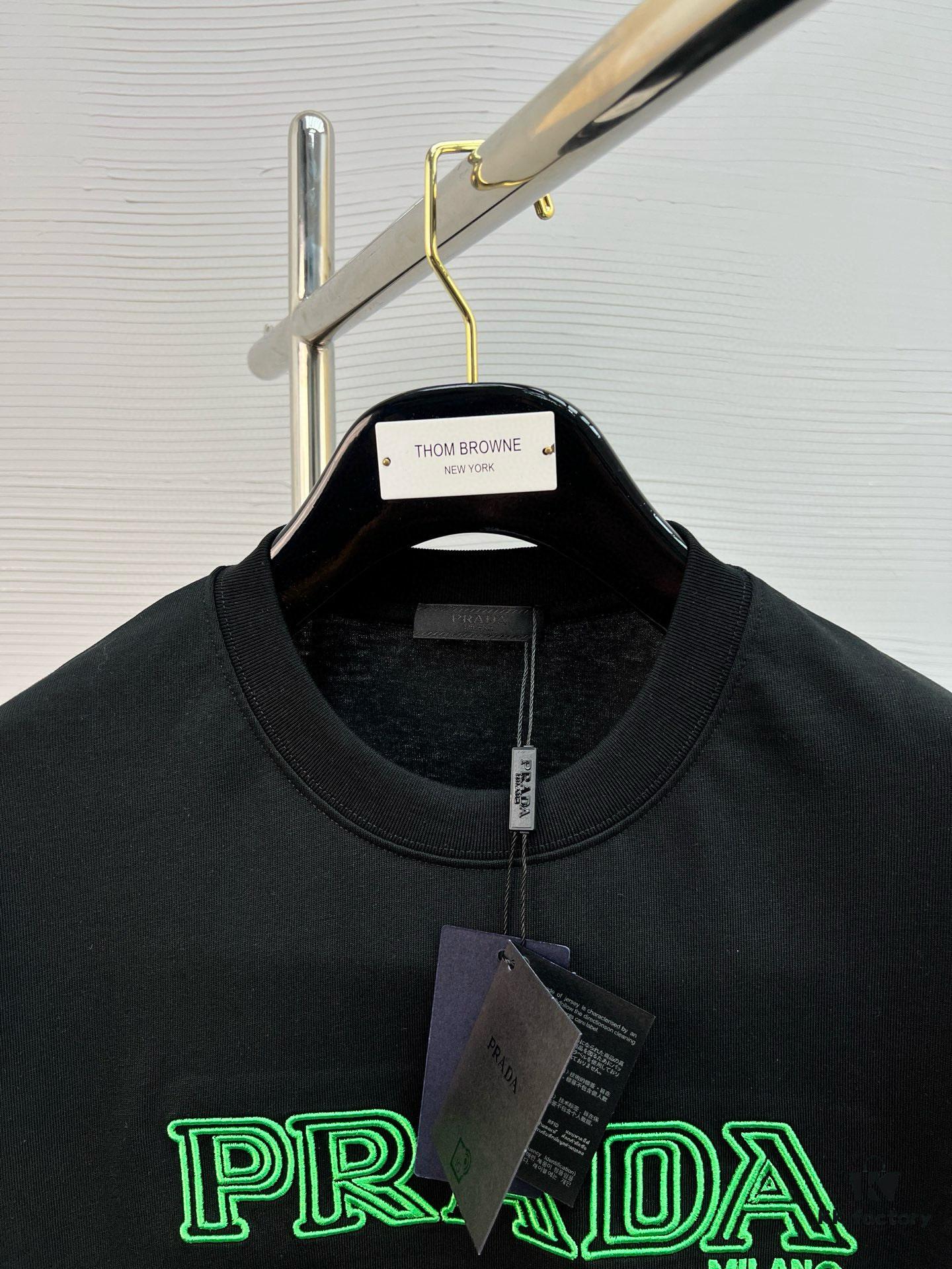 High-Quality PRA 25SS Screen-Printed Classic Color T-Shirt – Fresh and Energetic Youth Style! Featuring the New Season's Bear Series with Premium Heat Printing Technology, Strong 3D Color Transition, and 280g Pure Cotton Fabric for Superior Softness and Comfort. Perfect for Spring and Summer, Easily Paired with Jeans, Chinos, or Shorts.