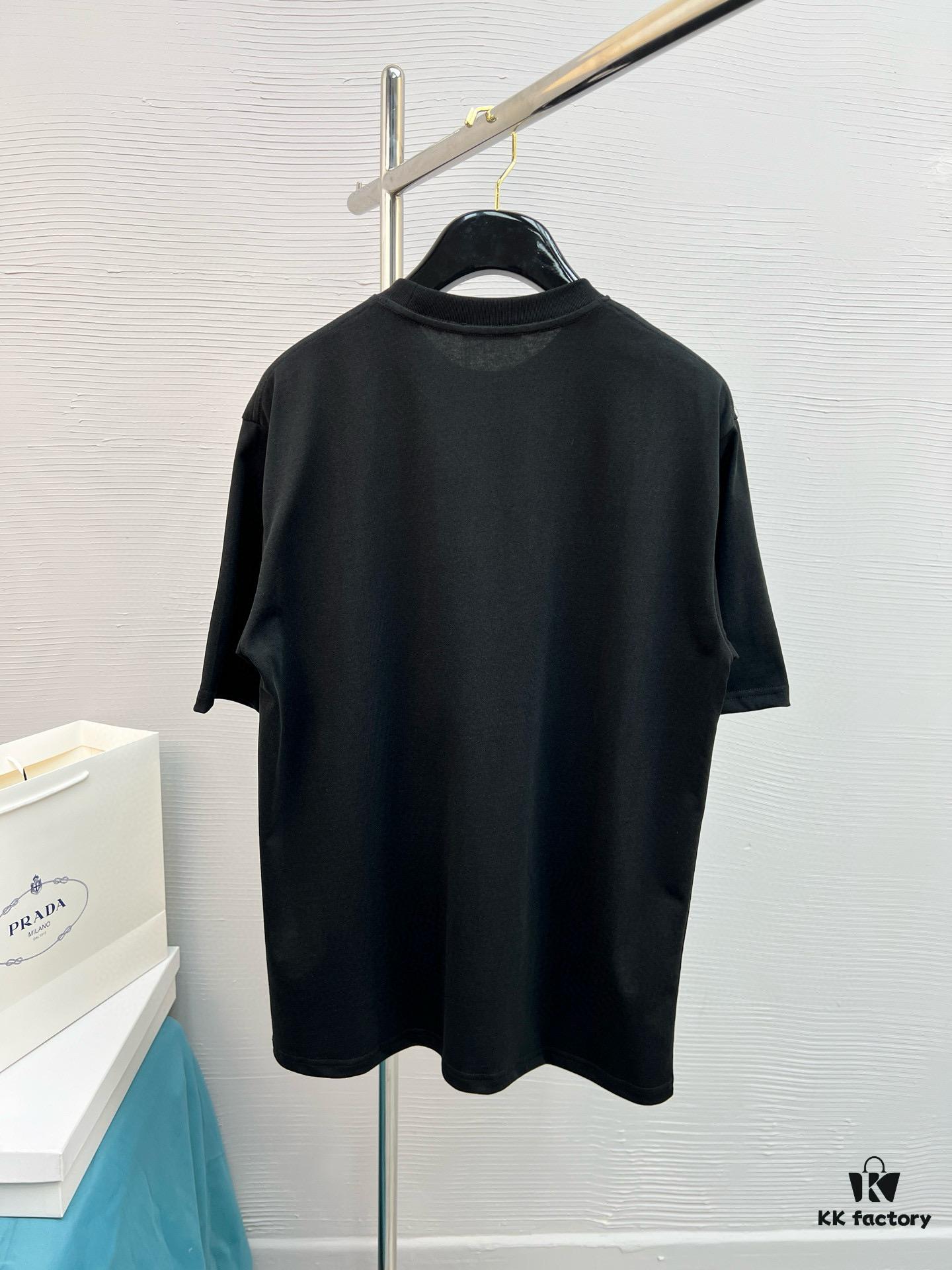 High-Quality PRA 25SS Screen-Printed Classic Color T-Shirt – Fresh and Energetic Youth Style! Featuring the New Season's Bear Series with Premium Heat Printing Technology, Strong 3D Color Transition, and 280g Pure Cotton Fabric for Superior Softness and Comfort. Perfect for Spring and Summer, Easily Paired with Jeans, Chinos, or Shorts.