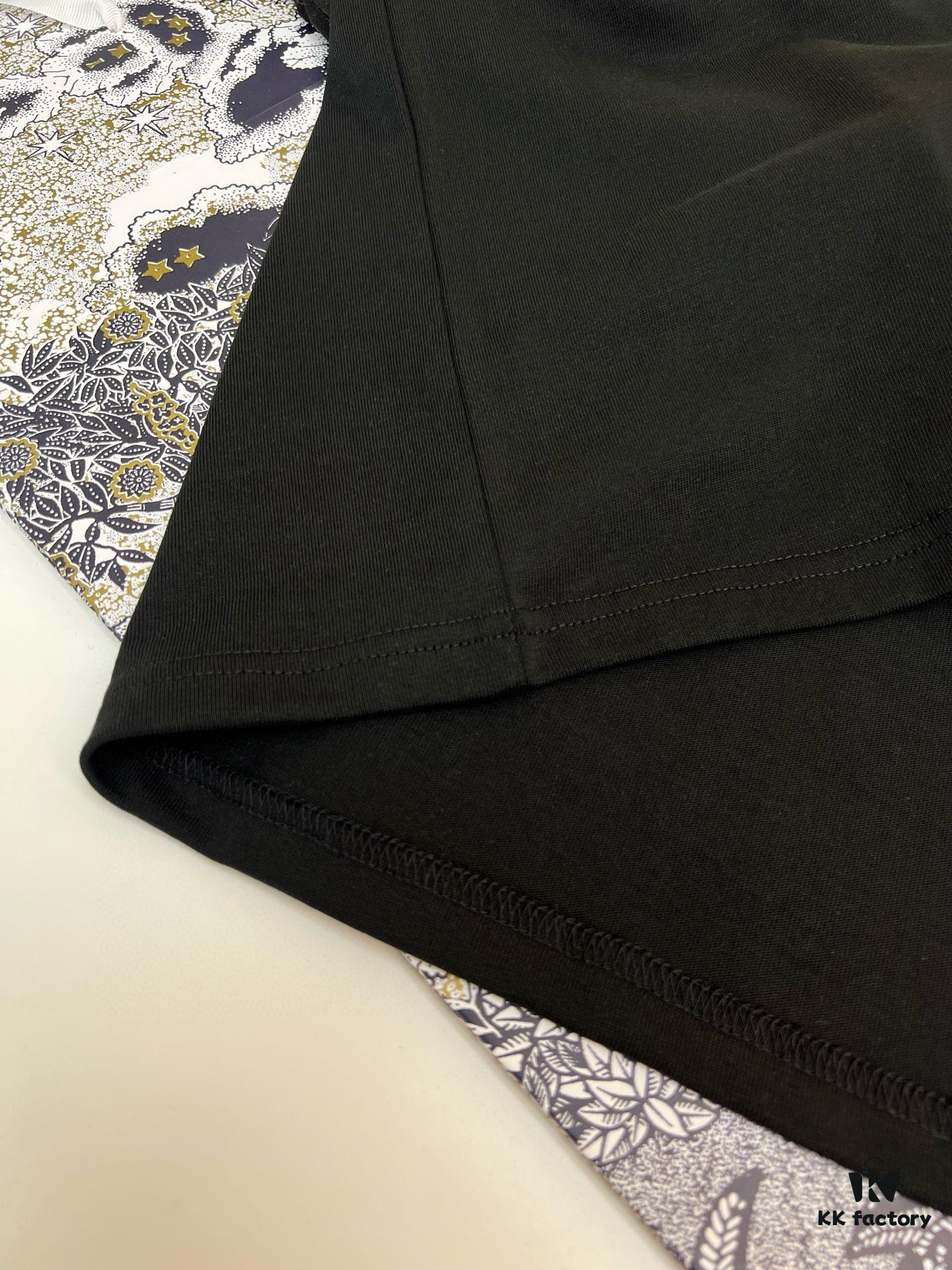 High-Quality PRA 25SS Screen-Printed Classic Color T-Shirt – Fresh and Energetic Youth Style! Featuring the New Season's Bear Series with Premium Heat Printing Technology, Strong 3D Color Transition, and 280g Pure Cotton Fabric for Superior Softness and Comfort. Perfect for Spring and Summer, Easily Paired with Jeans, Chinos, or Shorts.